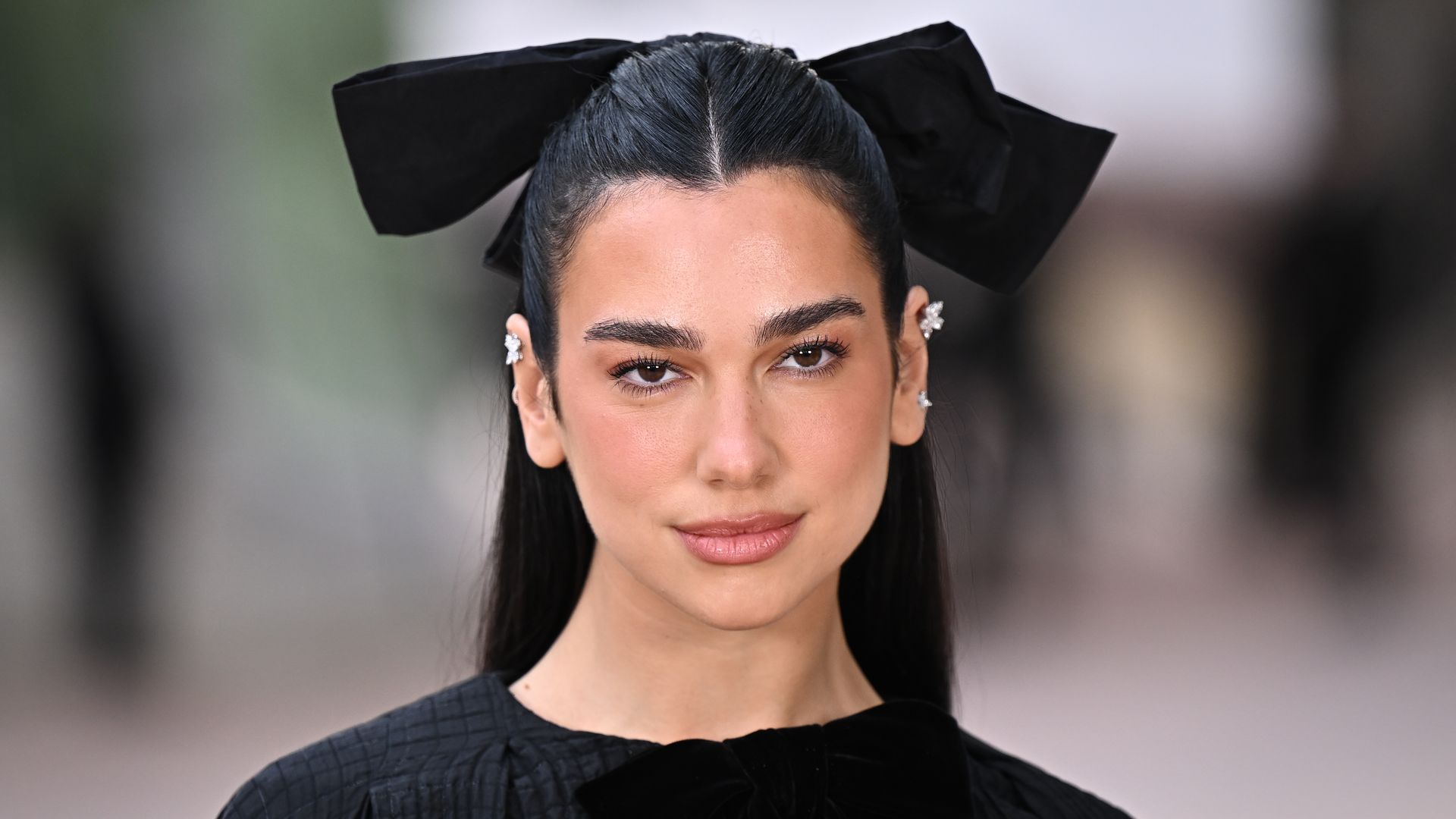 Dua Lipa es el rostro de la nueva bolsa icónica de la temporada