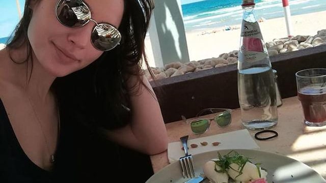 gal gadot comiendo en la playa