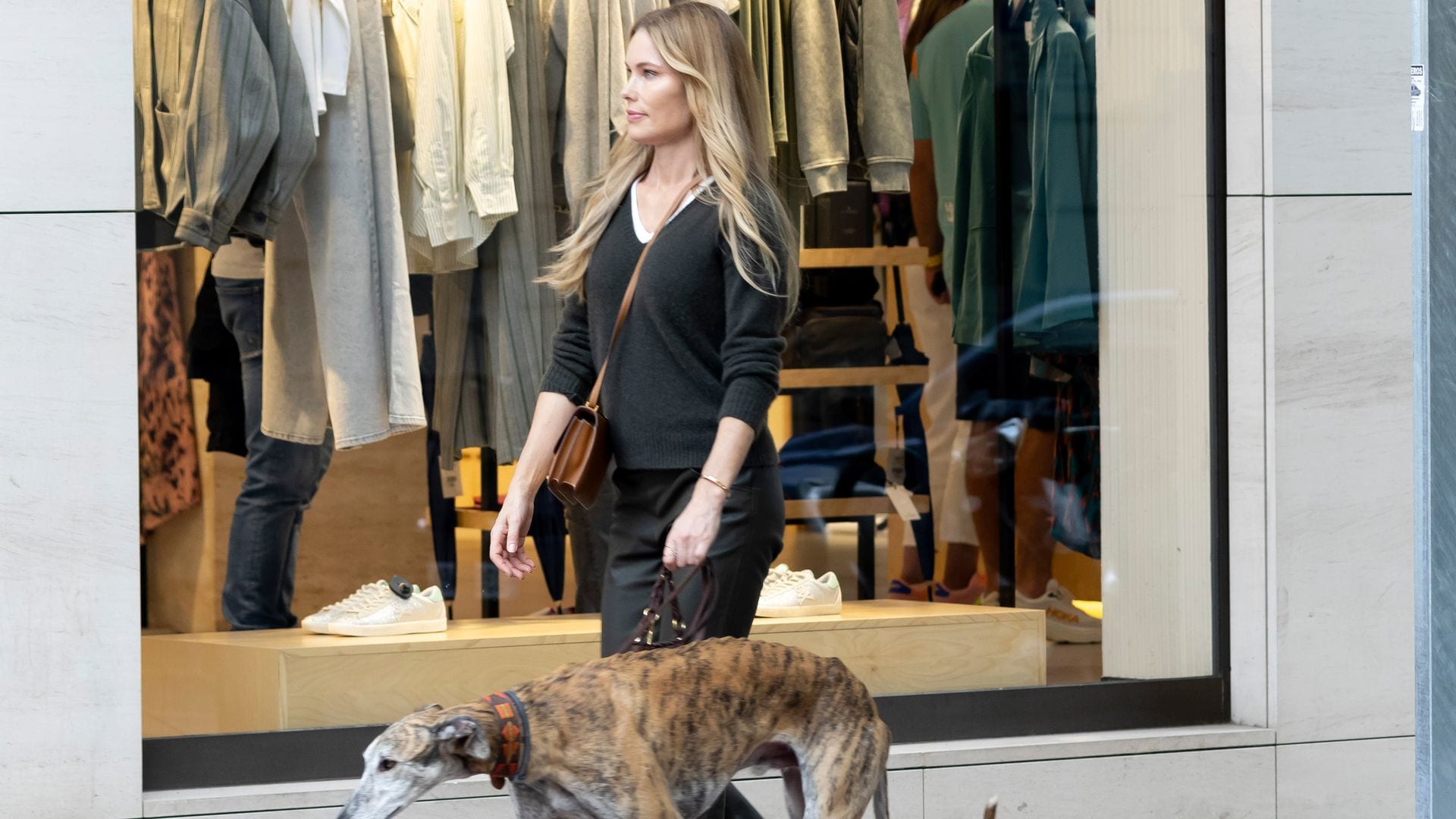 Helene Svedin, abanderada del lujo silencioso cómodo de paseo con su galgo