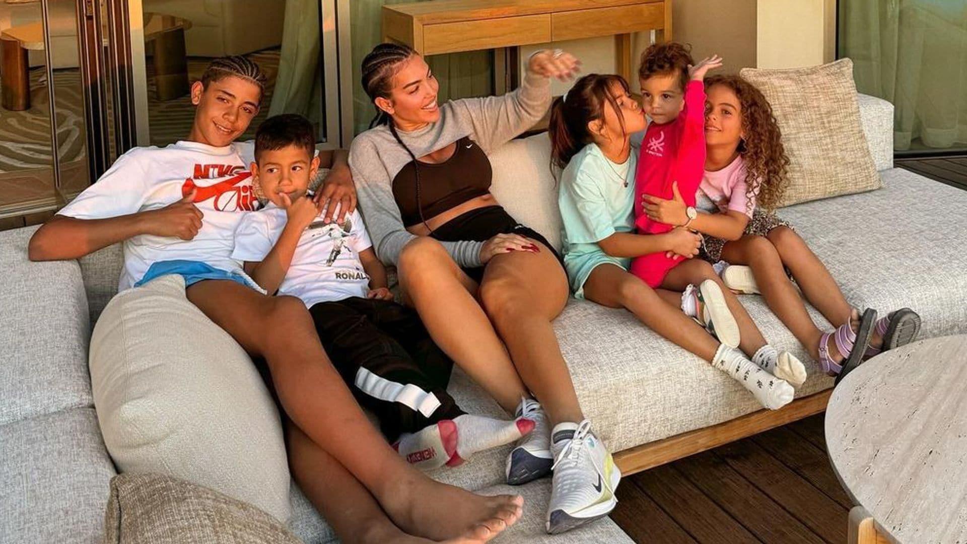 Georgina Rodríguez y sus hijos disfrutan de un tranquilo paseo en el campo