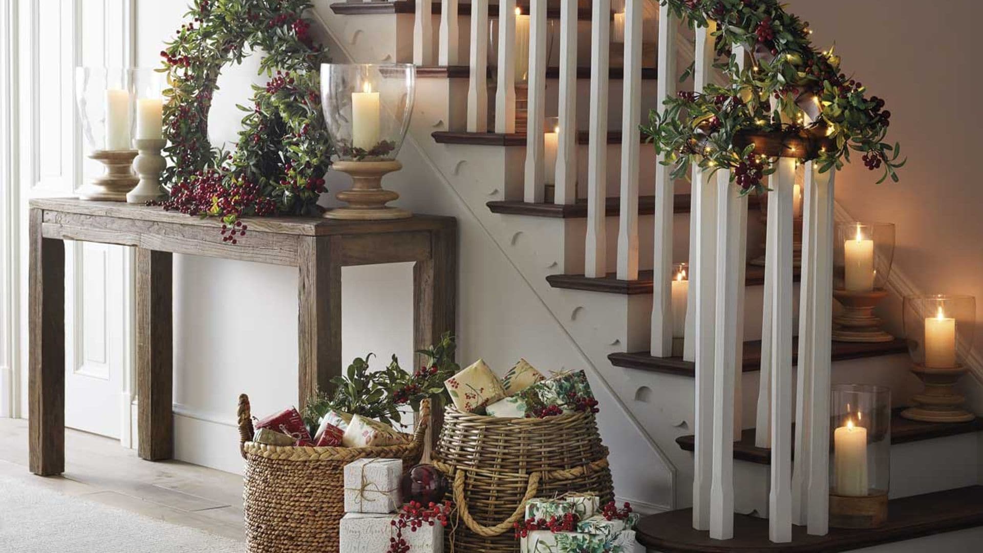 Centros de mesa y otros arreglos florales que visten la casa de Navidad