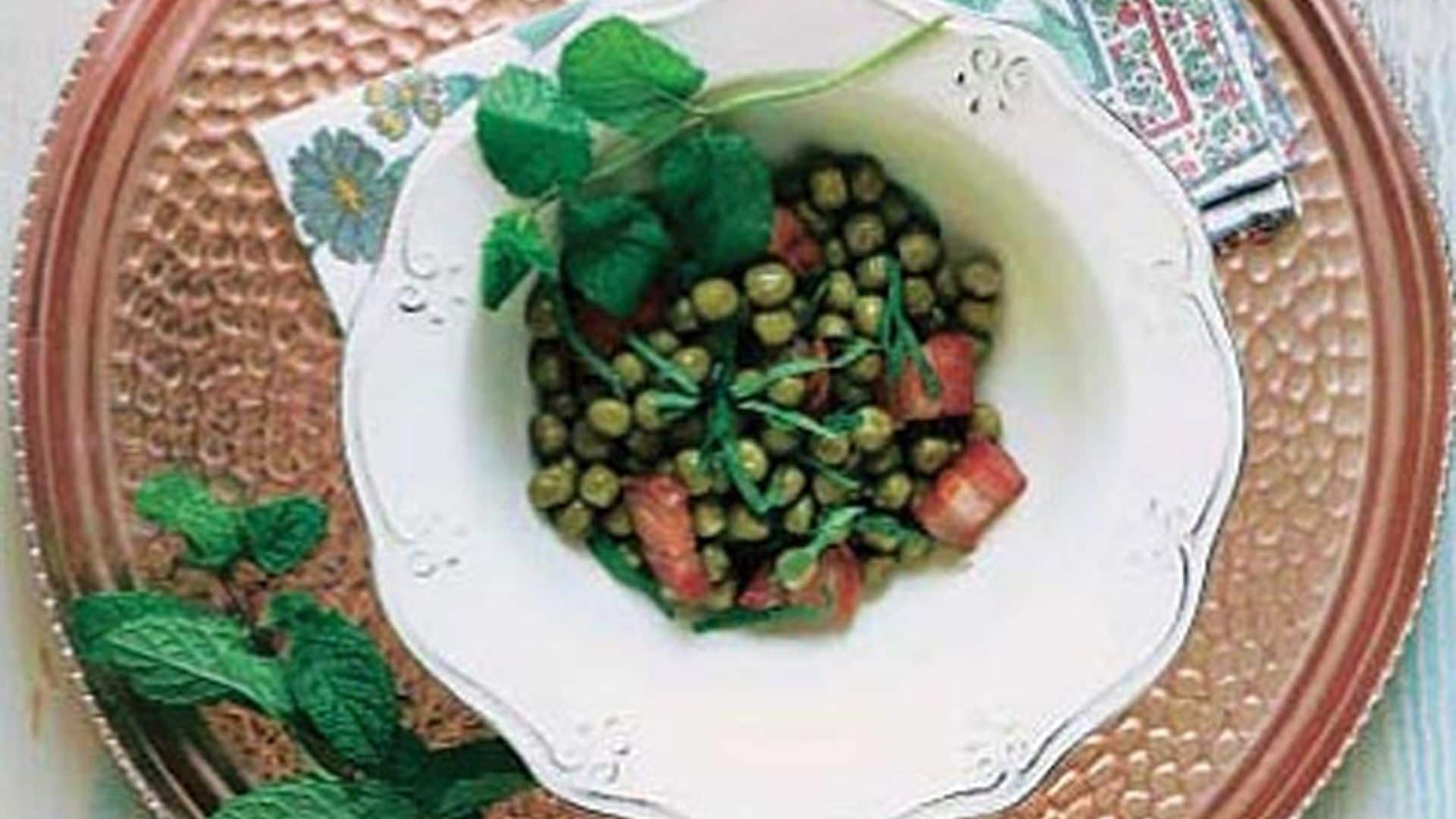 Guisantes con tocino y menta