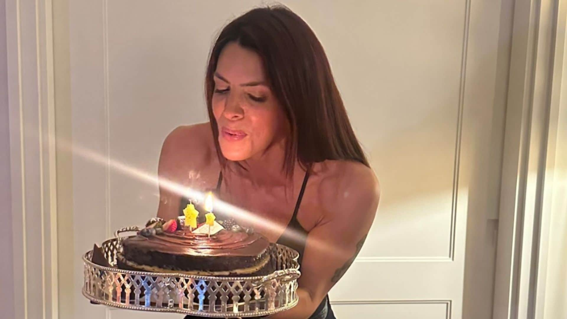 Laura M. Flores sopla las velas por su 31 cumpleaños con sus amigas 'influencers' y su hijo Matías como invitado especial