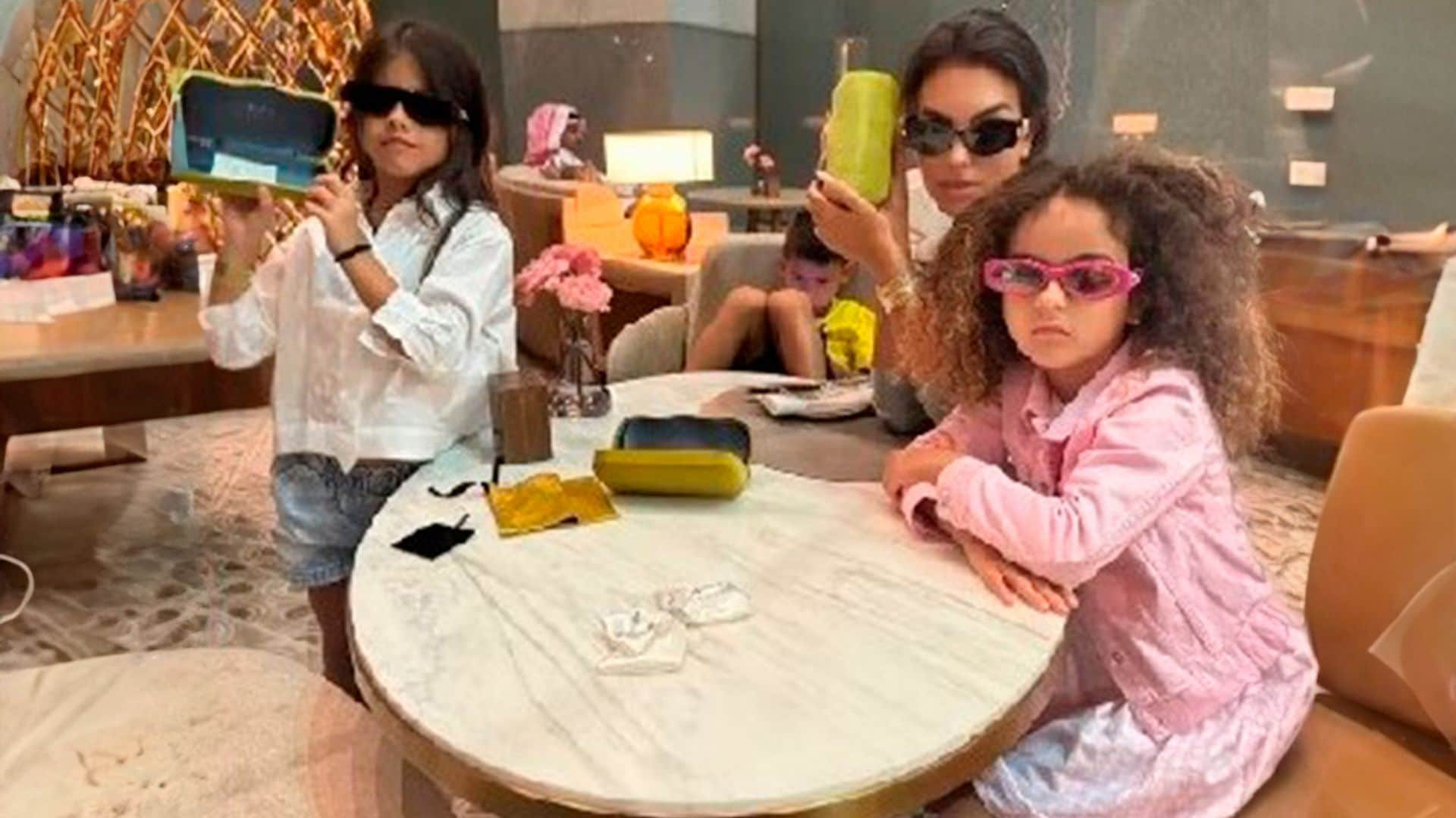 El día de compras de Georgina junto a sus hijas Alana Martina y Eva, ¡tres chicas fashion con gafas a la última!