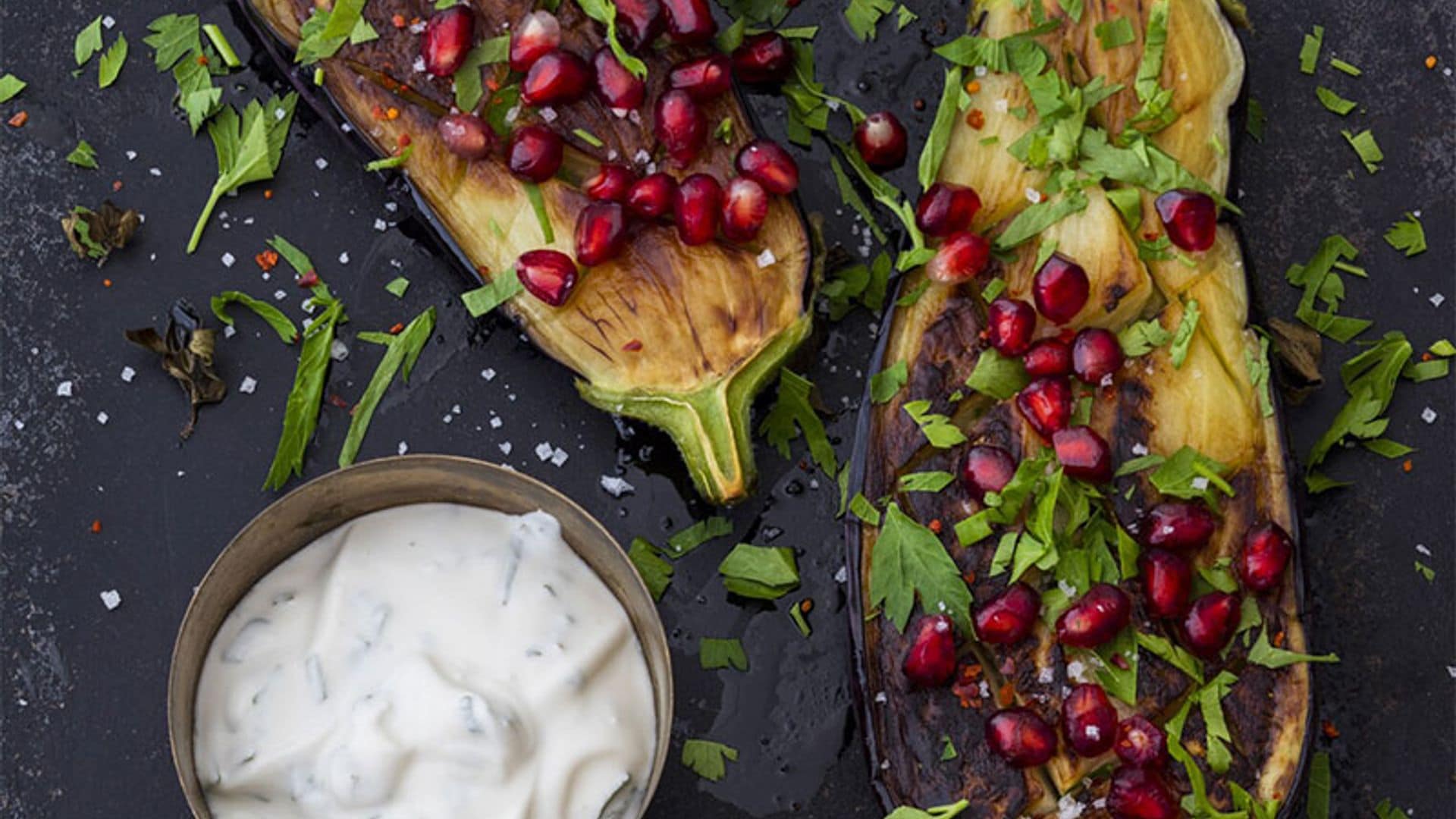 Berenjenas asadas con granada y salsa de yogur