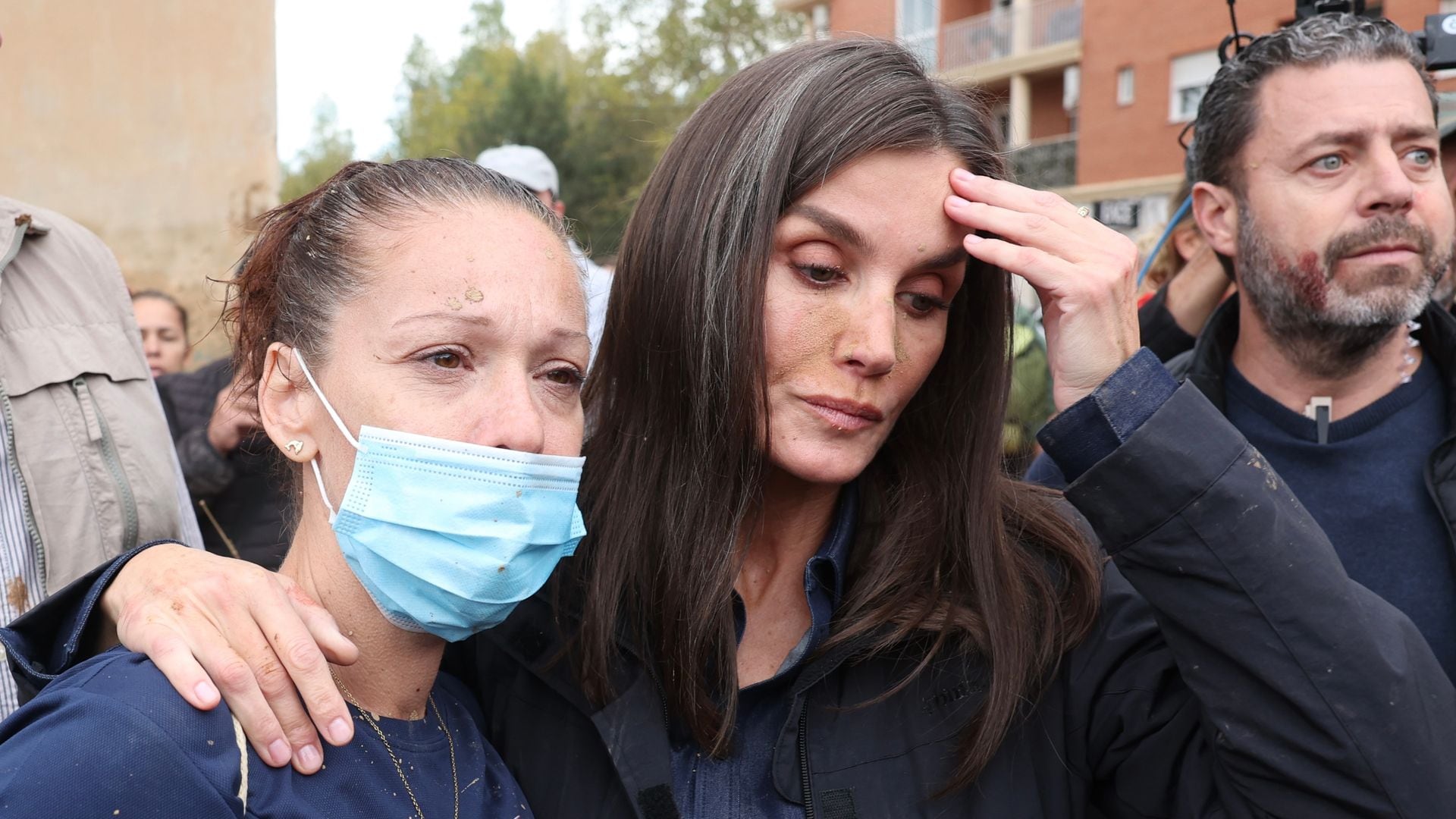 La Reina Letizia muestra su lado más humano y llora con los damnificados de Valencia