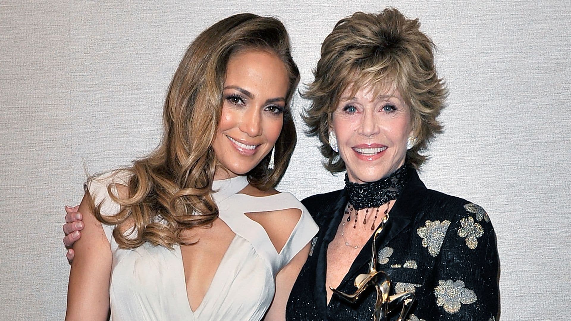 Jennifer Lopez y Jane Fonda posando juntas en una fiesta en Beverly Hills en junio de 2011
