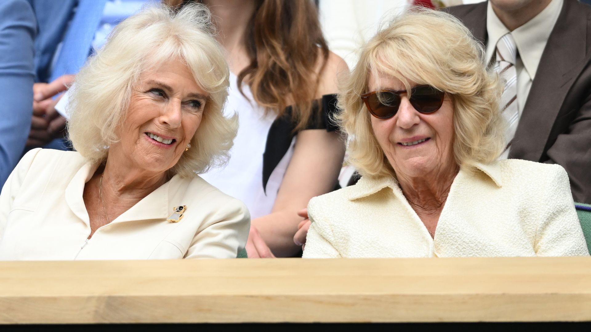 La reina Camilla con su hermana, Annabel Elliot, en el Royal Box del torneo de Wimbledon el 10 de julio de 2024