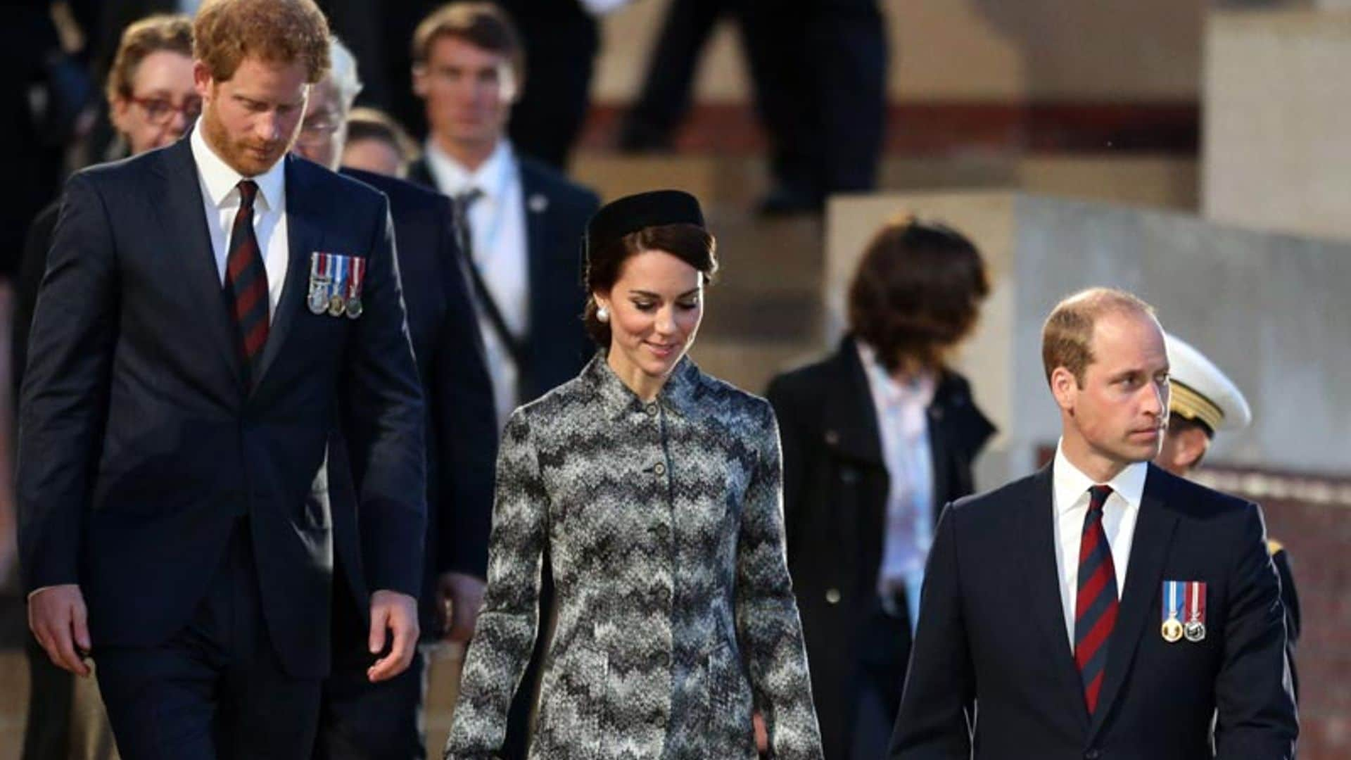 Los Duques de Cambridge y el príncipe Harry conmemoran en Francia 'el día más triste de Reino Unido'