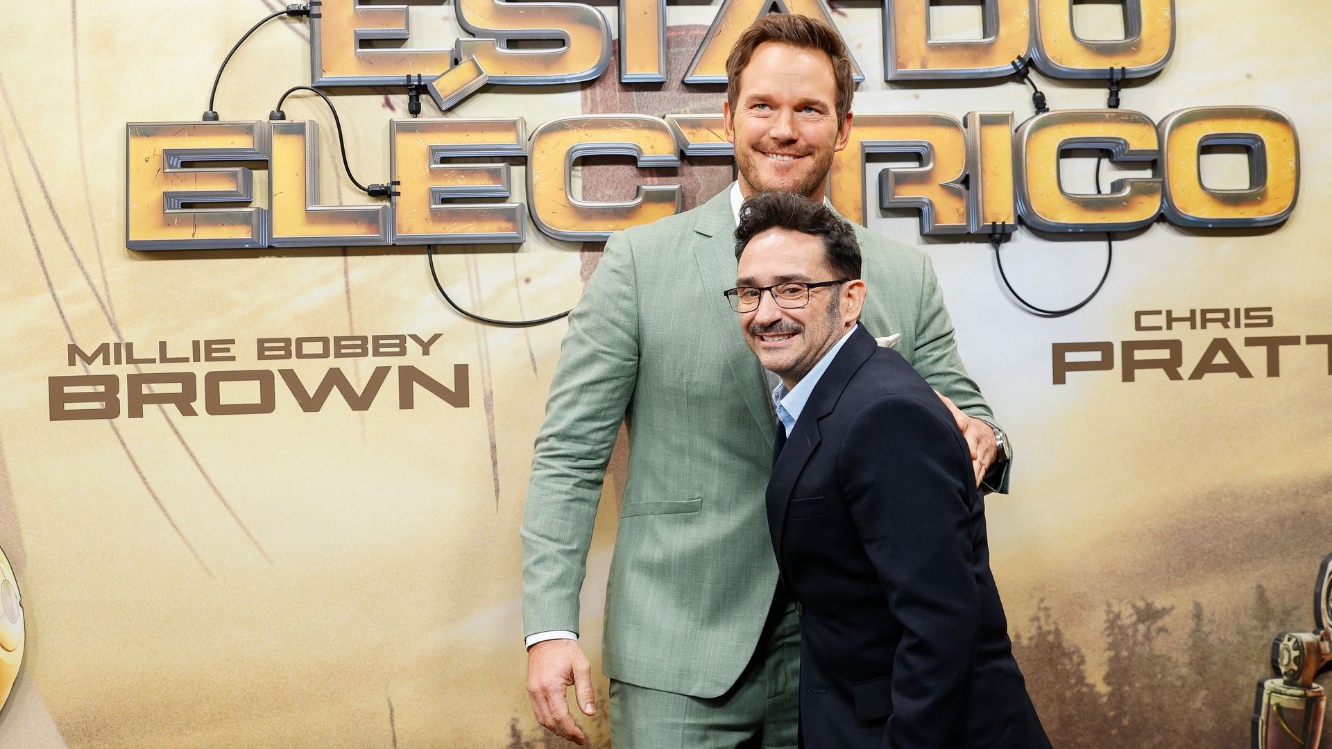 Chris Pratt con el director de cine Juan Antonio Bayona