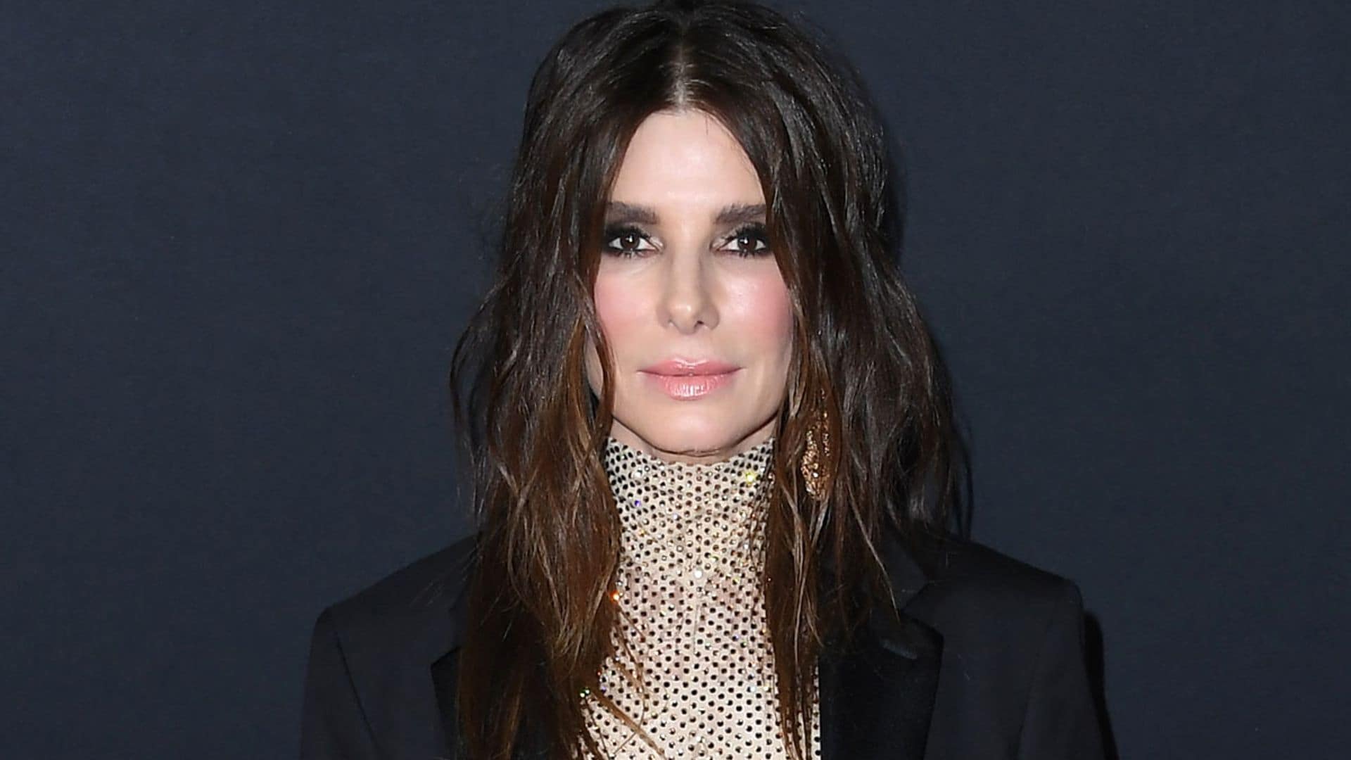 Sandra Bullock usa el truco de belleza favorito de la generación Z