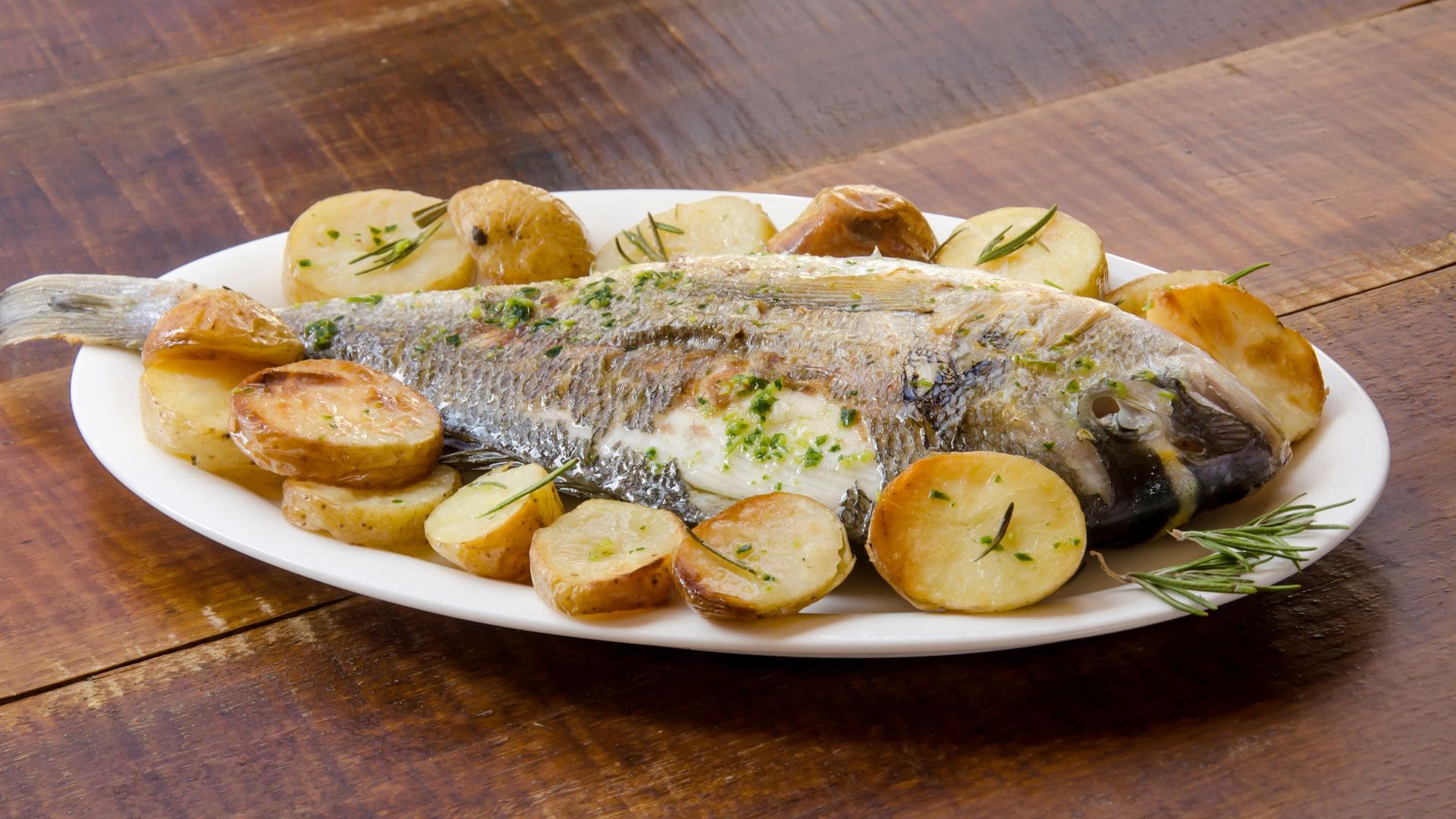 Dorada al horno con patatas panaderas