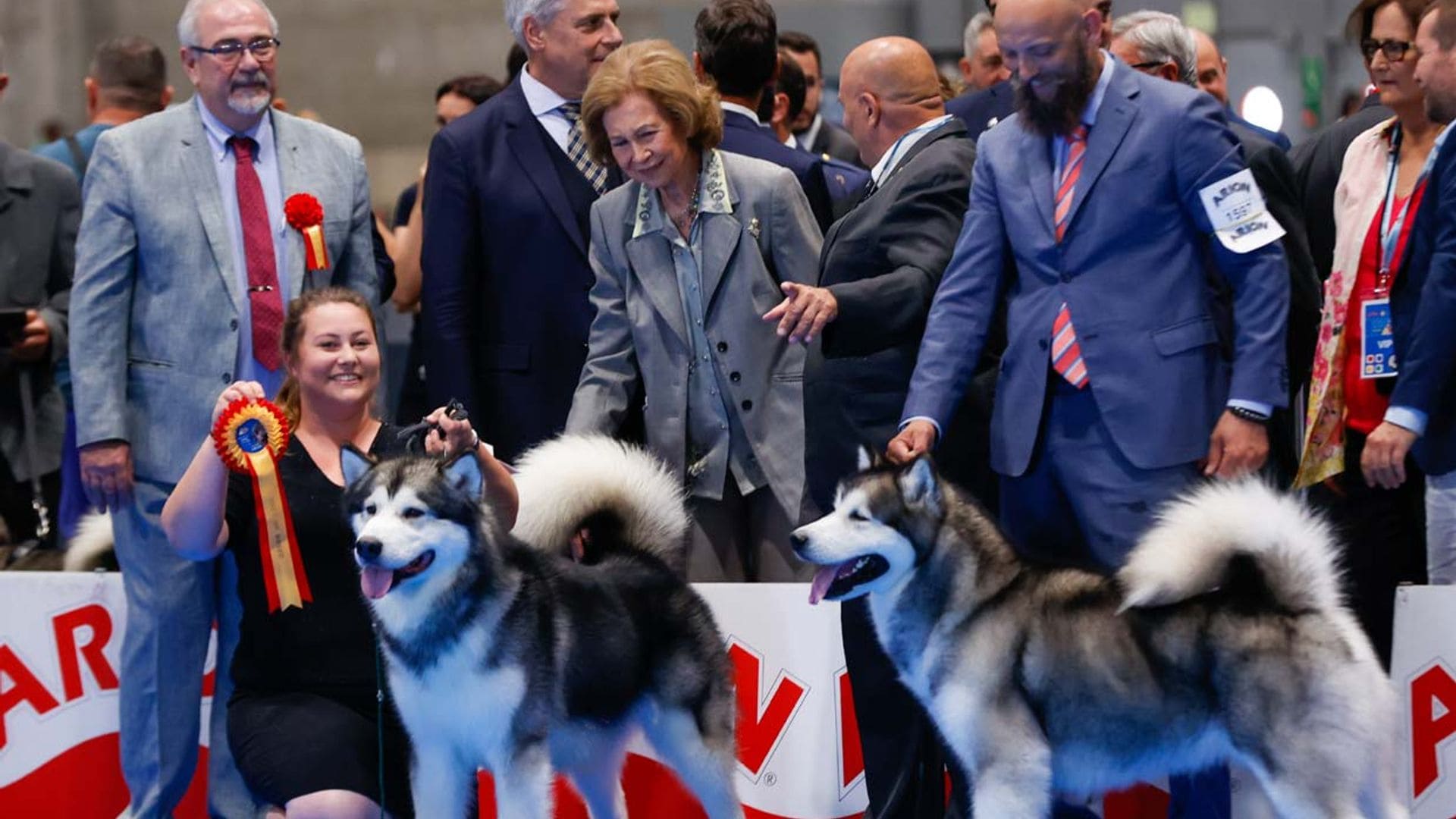 La reina Sofía vuelve a mostrar su amor por los animales, esta vez, en una feria canina