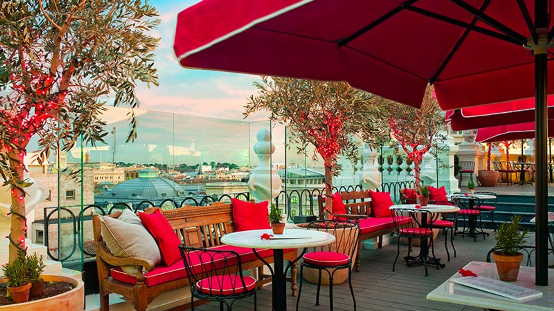 Una mesa para cenar en el cielo de Madrid