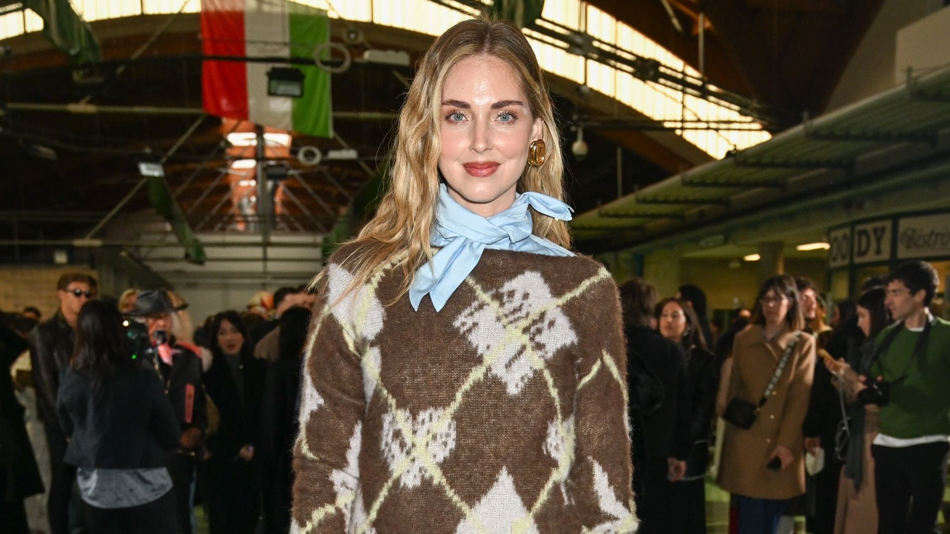 Chiara Ferragni conquista Milan Fashion Week con un 'look' de minifalda y botas