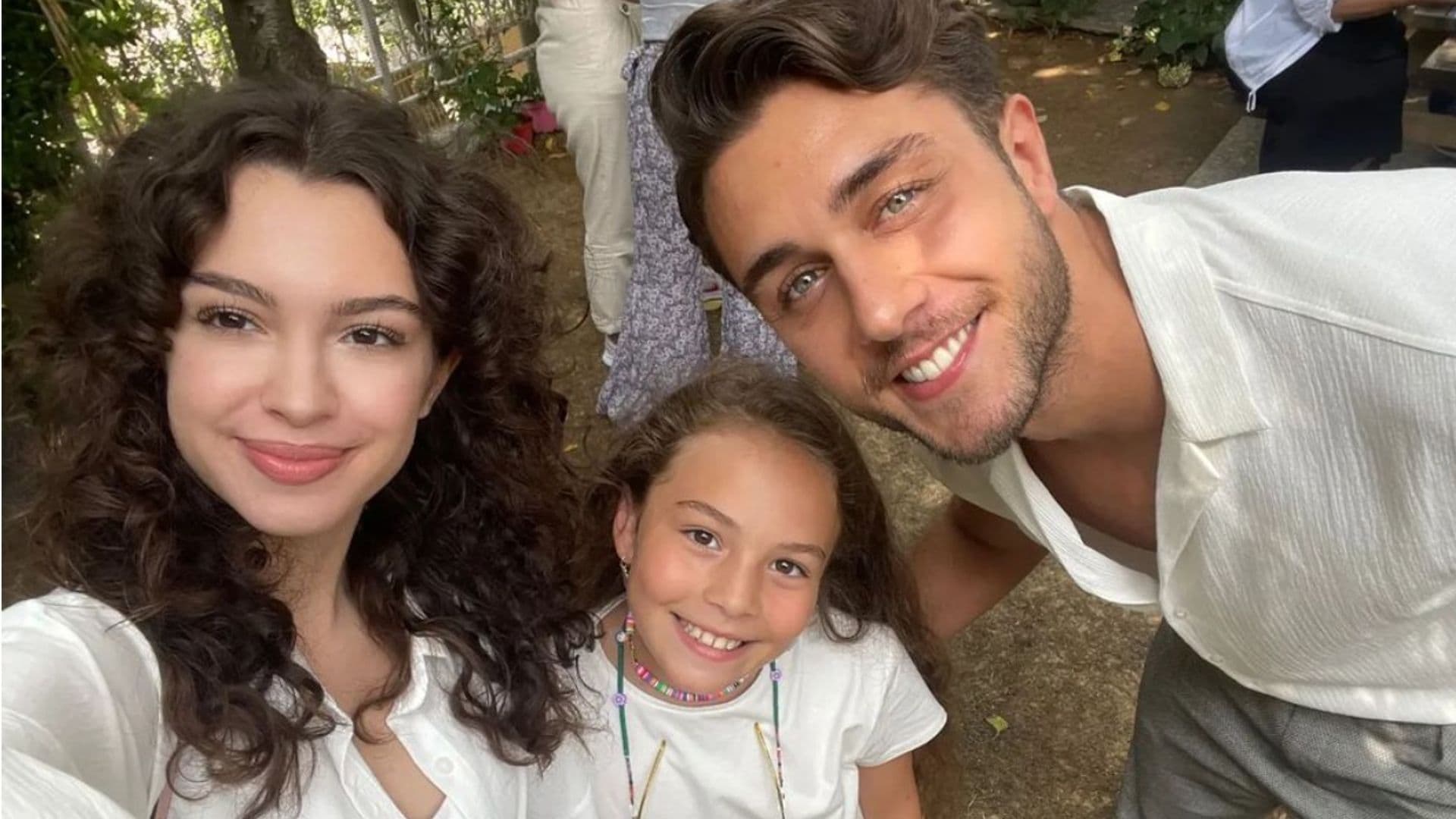 'Hermanos': la gran complicidad de la joven Aylin Akpınar con sus compañeros dentro y fuera del set de rodaje