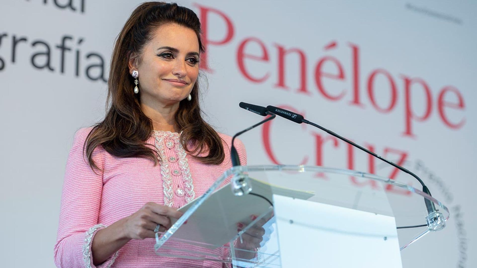 Las lágrimas de Penélope Cruz al dedicar un premio a sus dos hijos y su padre, ya fallecido