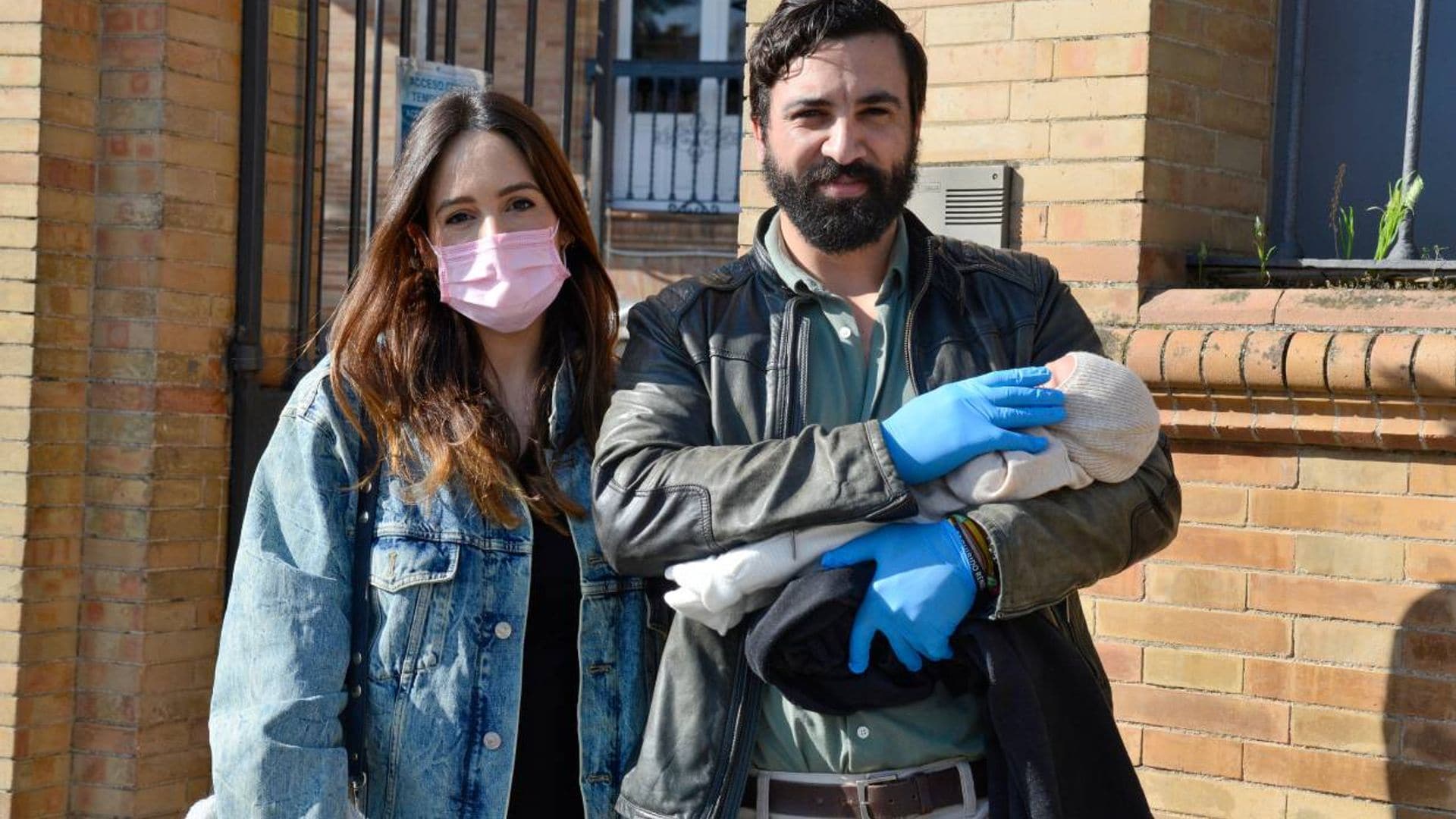 Rocío Osorno y Jacobo Robatto presentan su hijo tras salir del hospital: 'El niño está encantado'