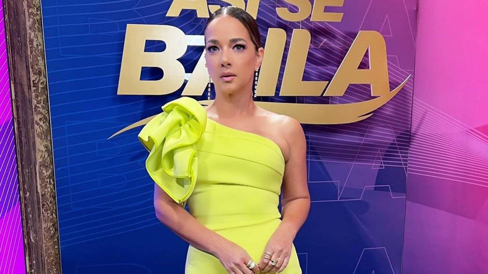 Adamari López apuesta por un mini vestido neón para la sexta gala de ‘Así se Baila’