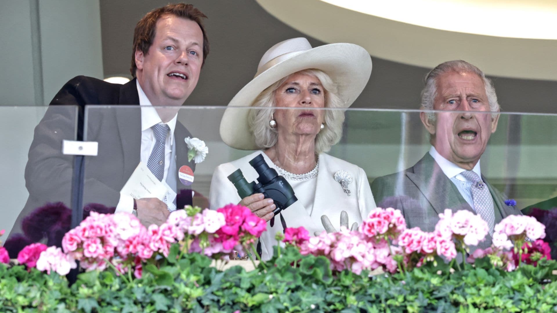 La pasión y los nervios de Carlos III y Camilla junto a Tom Parker Bowles, hijo de la Reina, en las carreras de Ascot