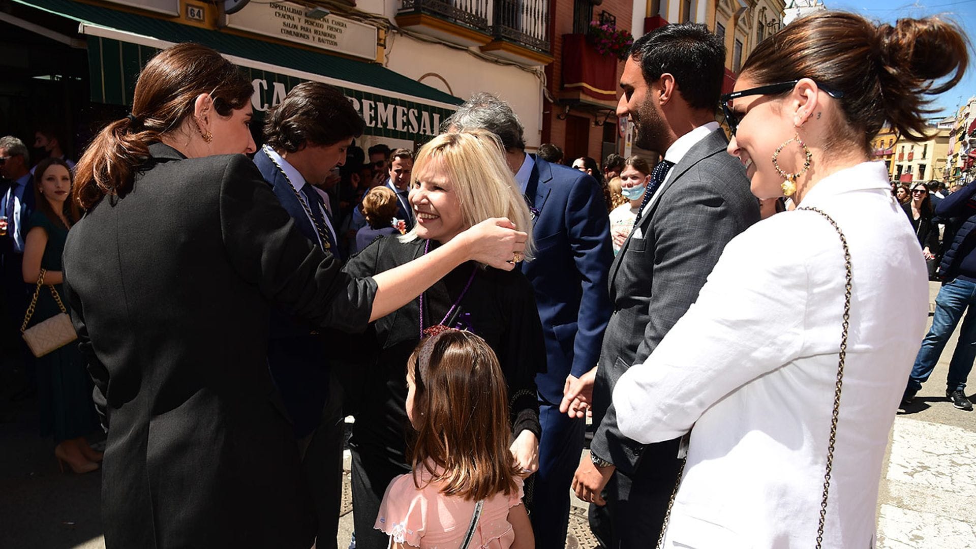 Un Jueves Santo de reencuentros entre la familia Rivera y los Martínez de Irujo en Sevilla