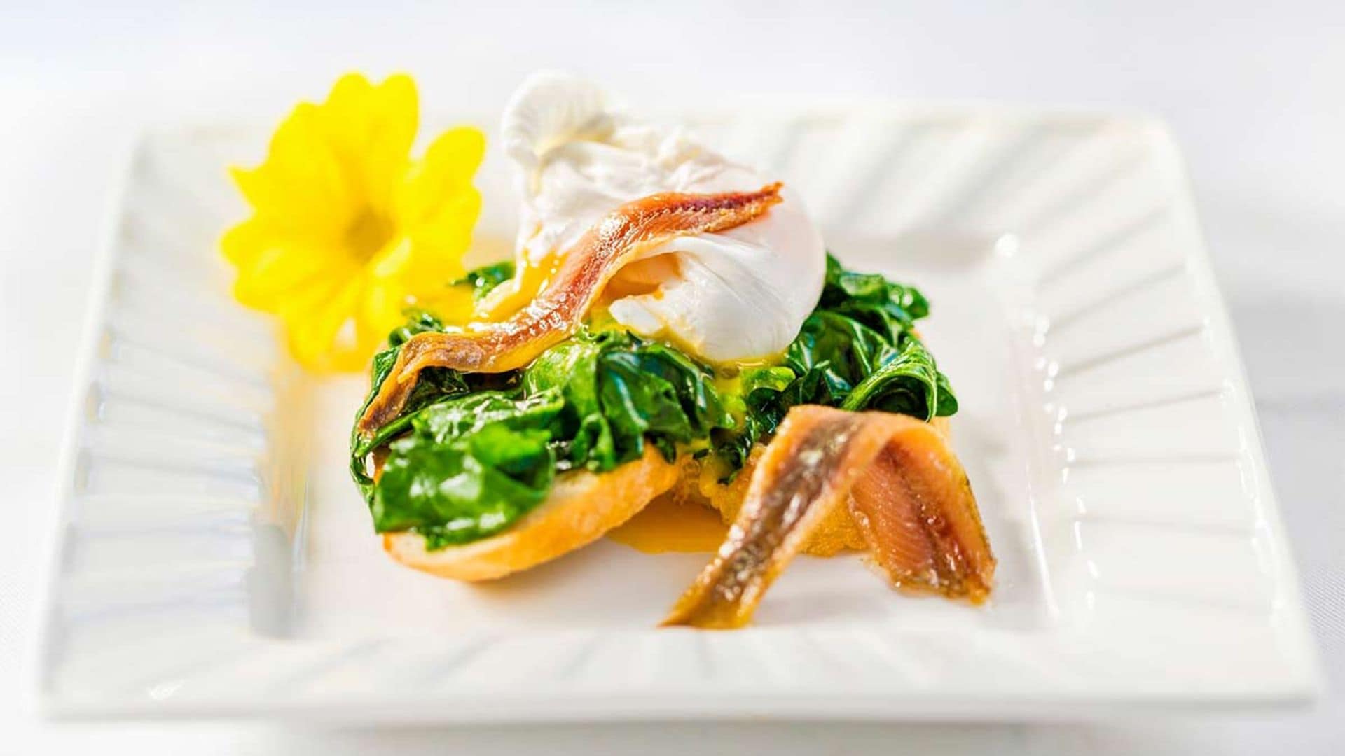 Tosta de anchoas con huevo escalfado y espinacas