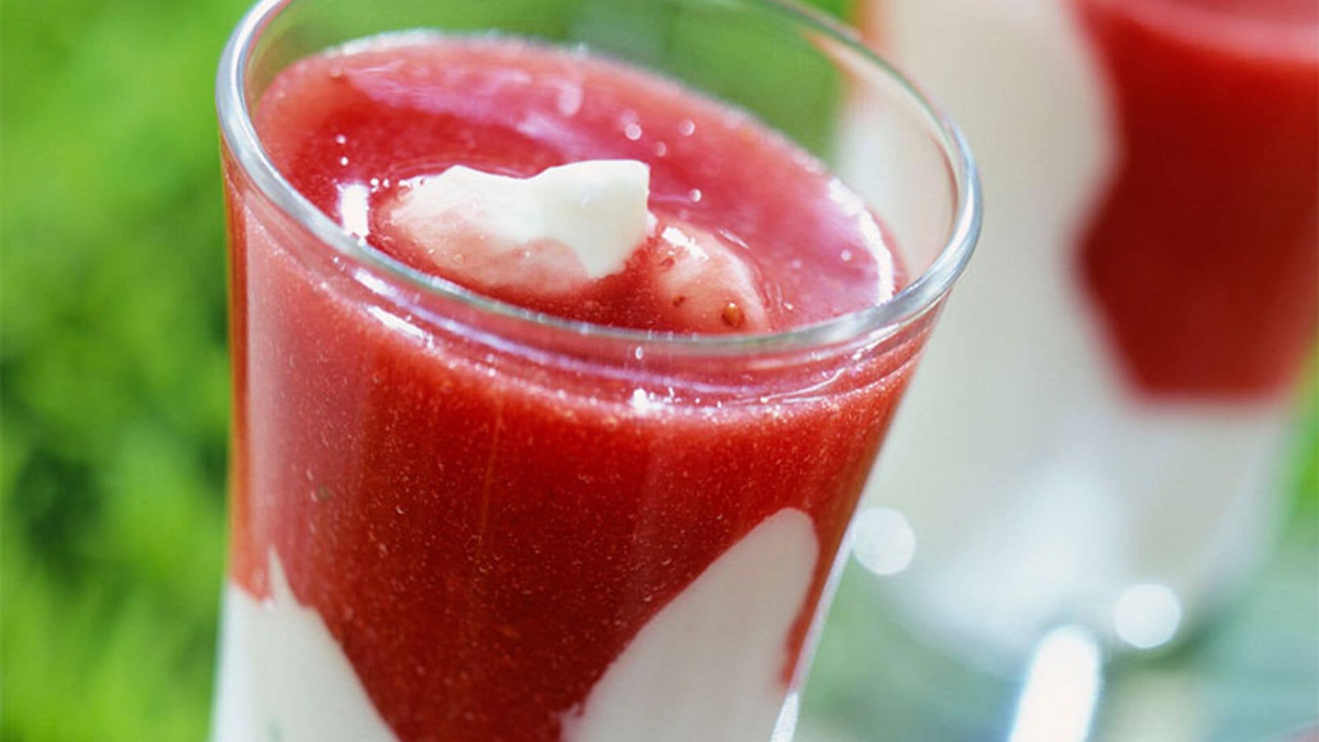 Sopa de fresas con merengue y requesón