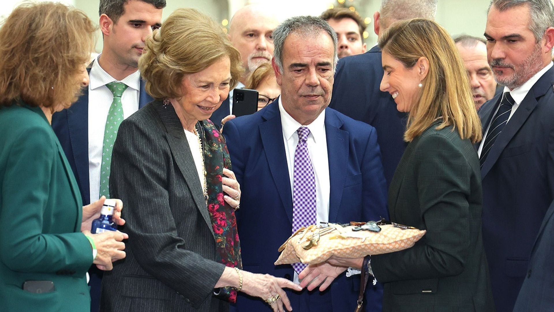 La reina Sofía inaugura muy sonriente el Rastrillo de Nuevo Futuro con la presencia de populares rostros