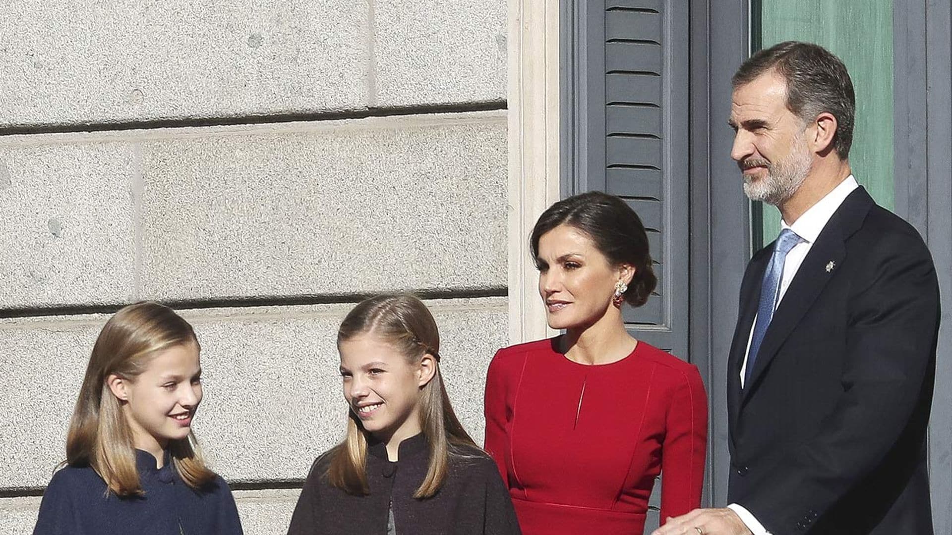 EN DIRECTO: La princesa Leonor y la infanta Sofía acompañan a los Reyes en la imposición de condecoraciones de la Orden del Mérito Civil