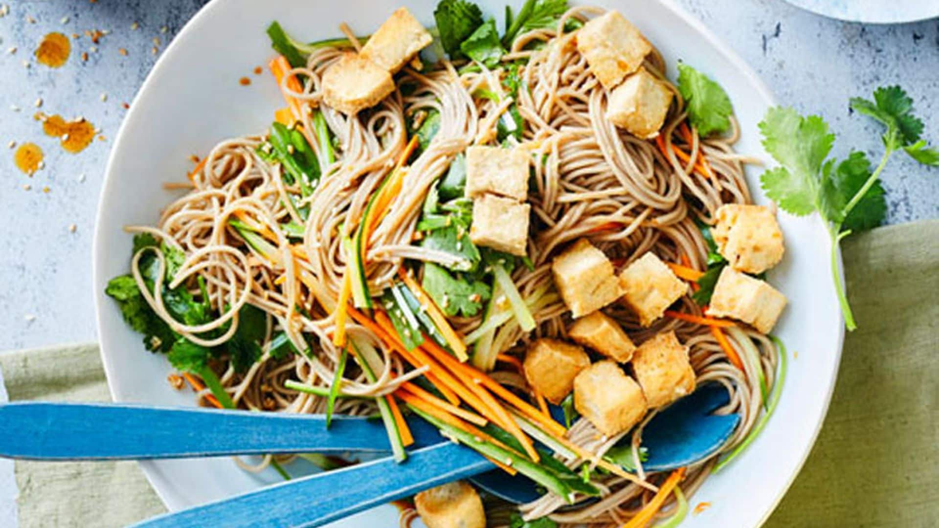 Ensalada templada de 'soba' y tofu frito