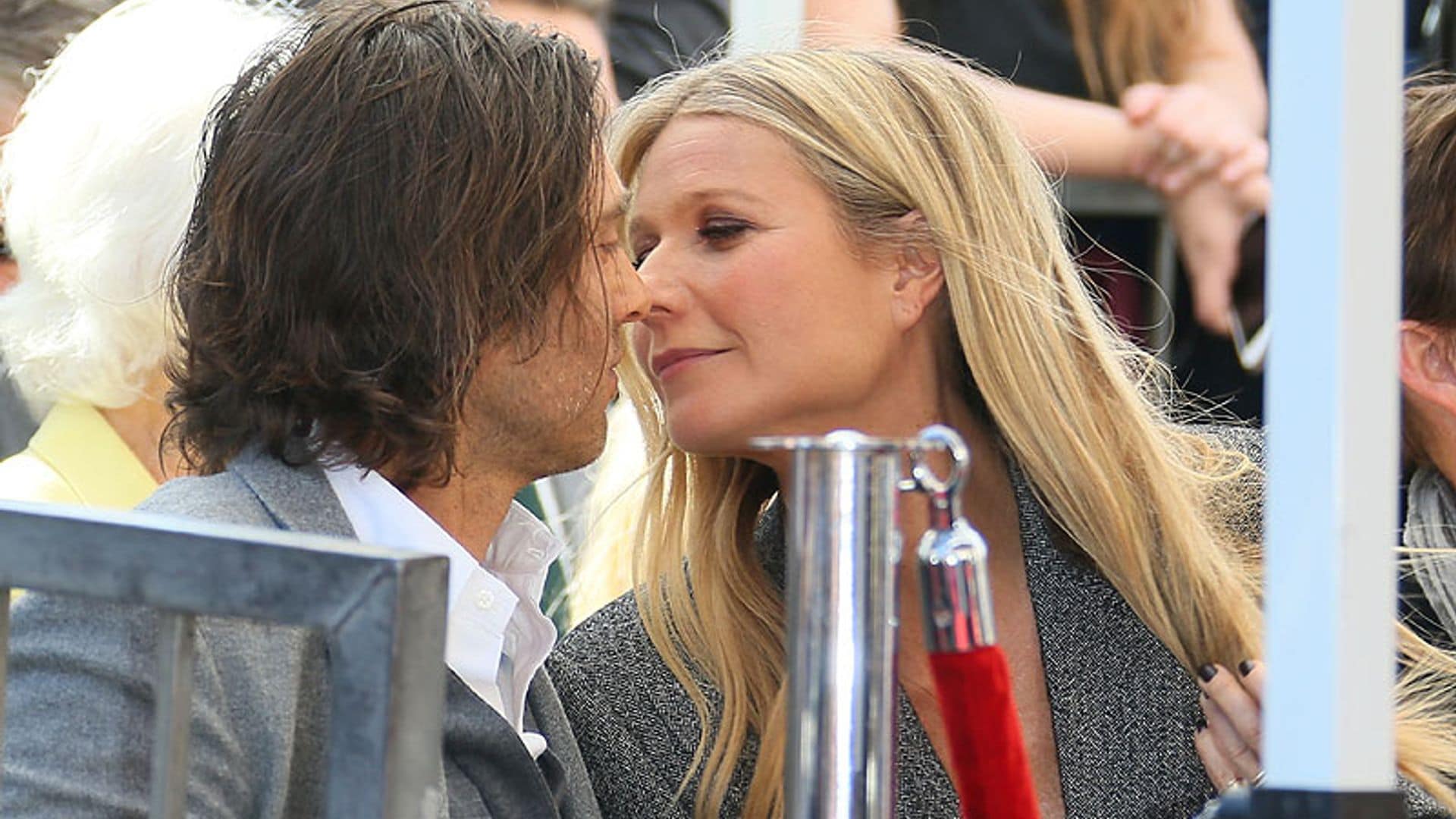 El beso más esperado de Gwyneth Paltrow y Brad Falchuk como marido y mujer