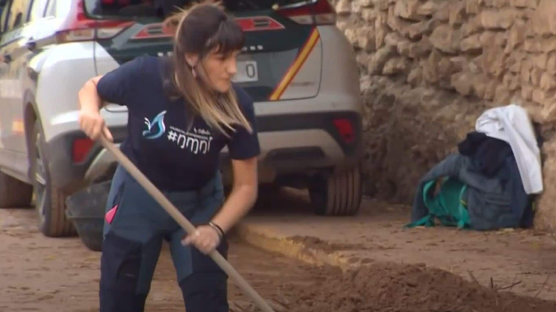 Rozalén ayudando en las tareas de limpieza de su pueblo, Letur