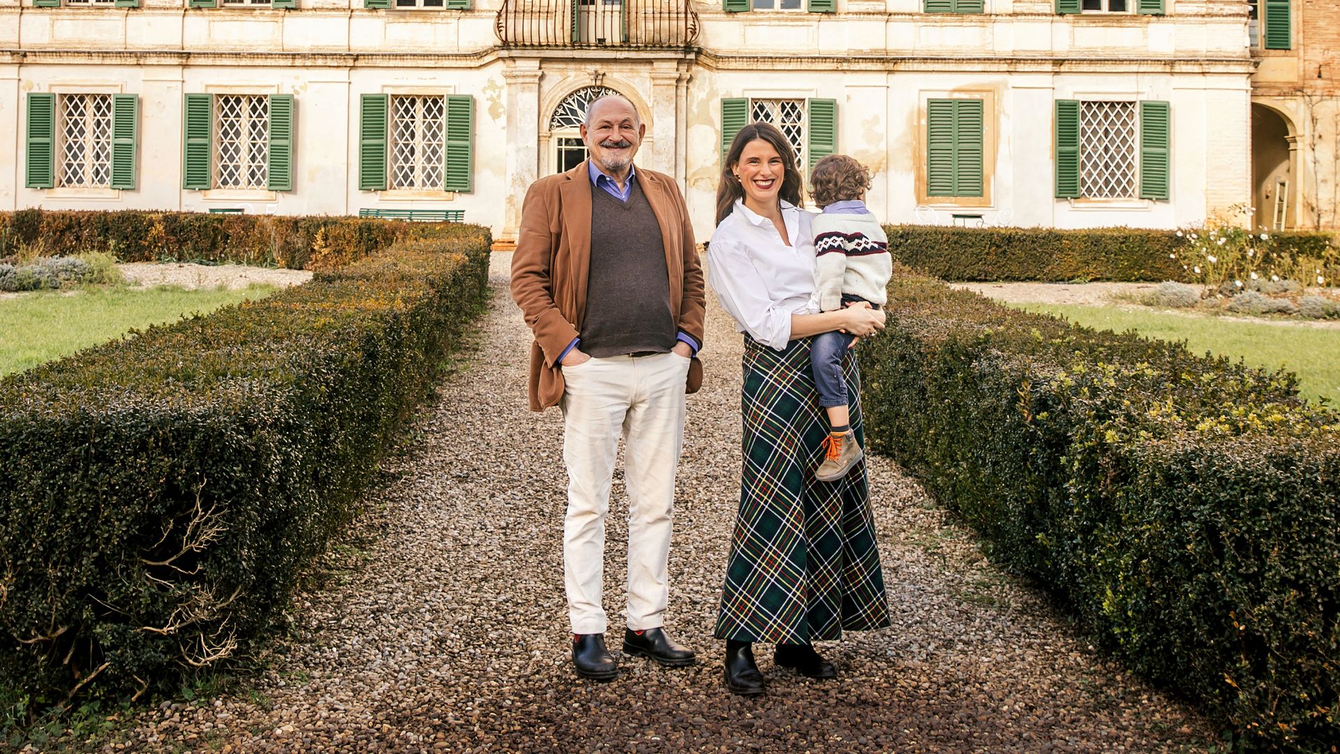 Andrea Boscu Bianchi Bandinelli, junto a su hija, Bianca, y su nieto Orlando, ante la impresionante fachada de la villa, que alberga un jardín de estilo italiano, rodeado por un alto muro coronado con jarrones de terracota y estatuas, que fue diseñado en 1768.