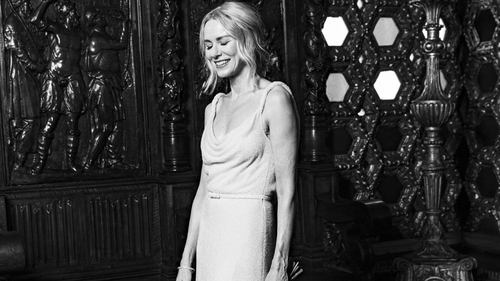 El vestido de novia de Naomi Watts: un diseño minimalista de tul con perlas bordadas