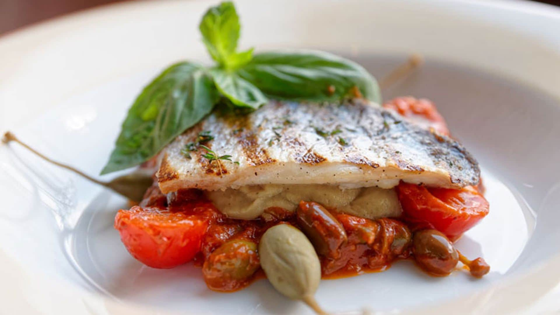 Lubina con berenjena, tomate y alcaparrones