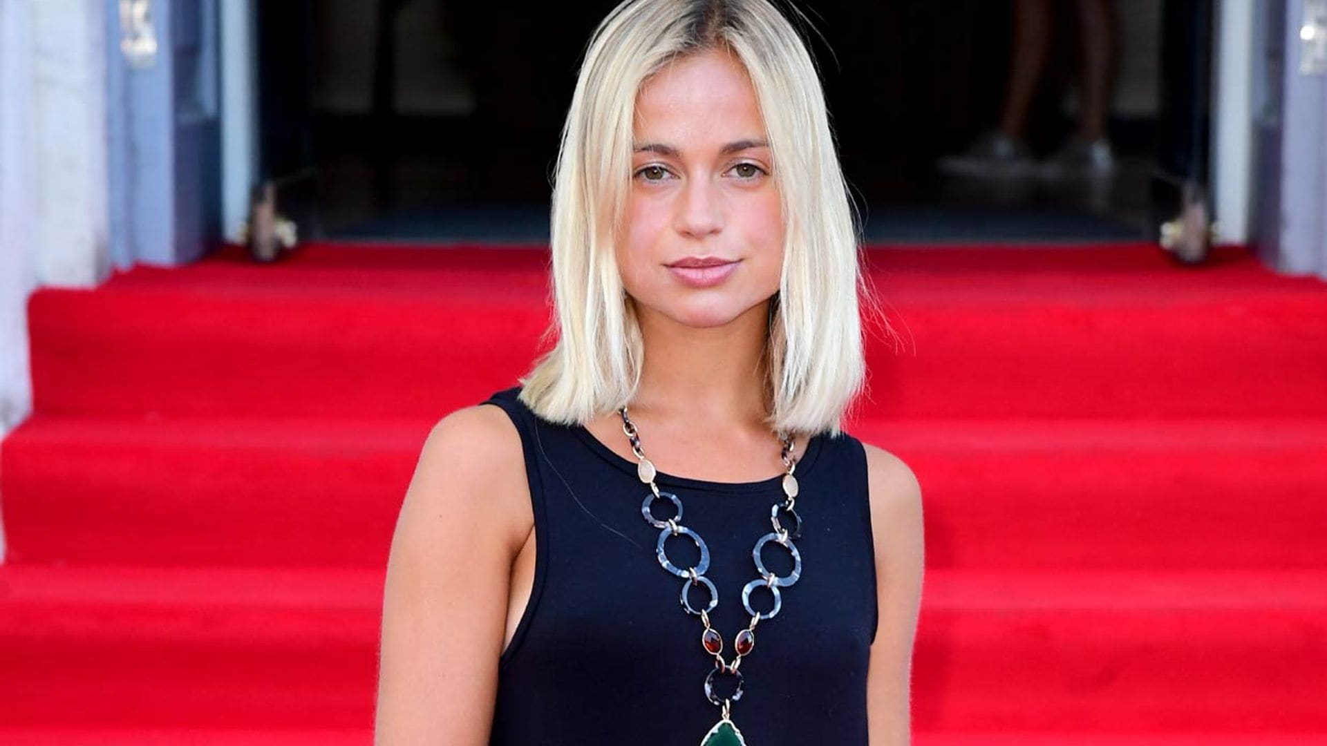 Un minivestido 'crochet' y otros looks con mensaje de Lady Amelia Windsor