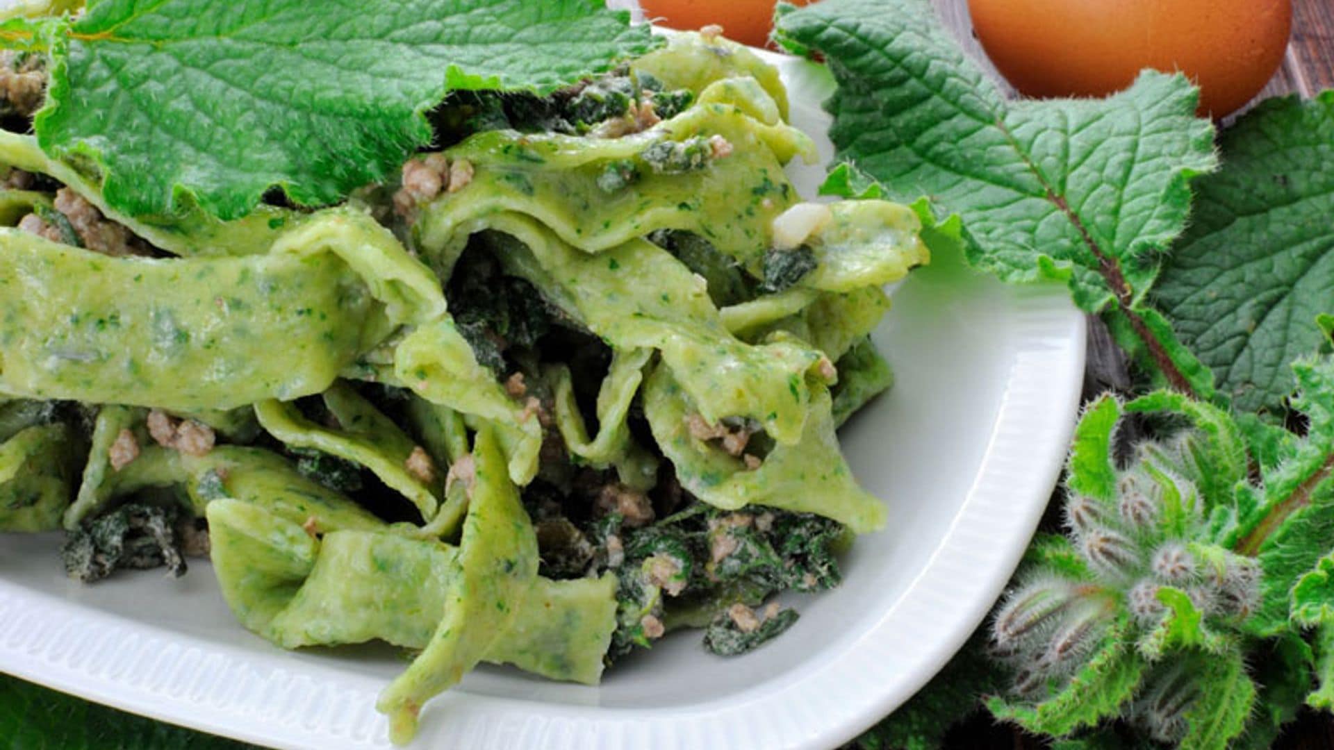 Tallarines con hoja de borraja y carne picada