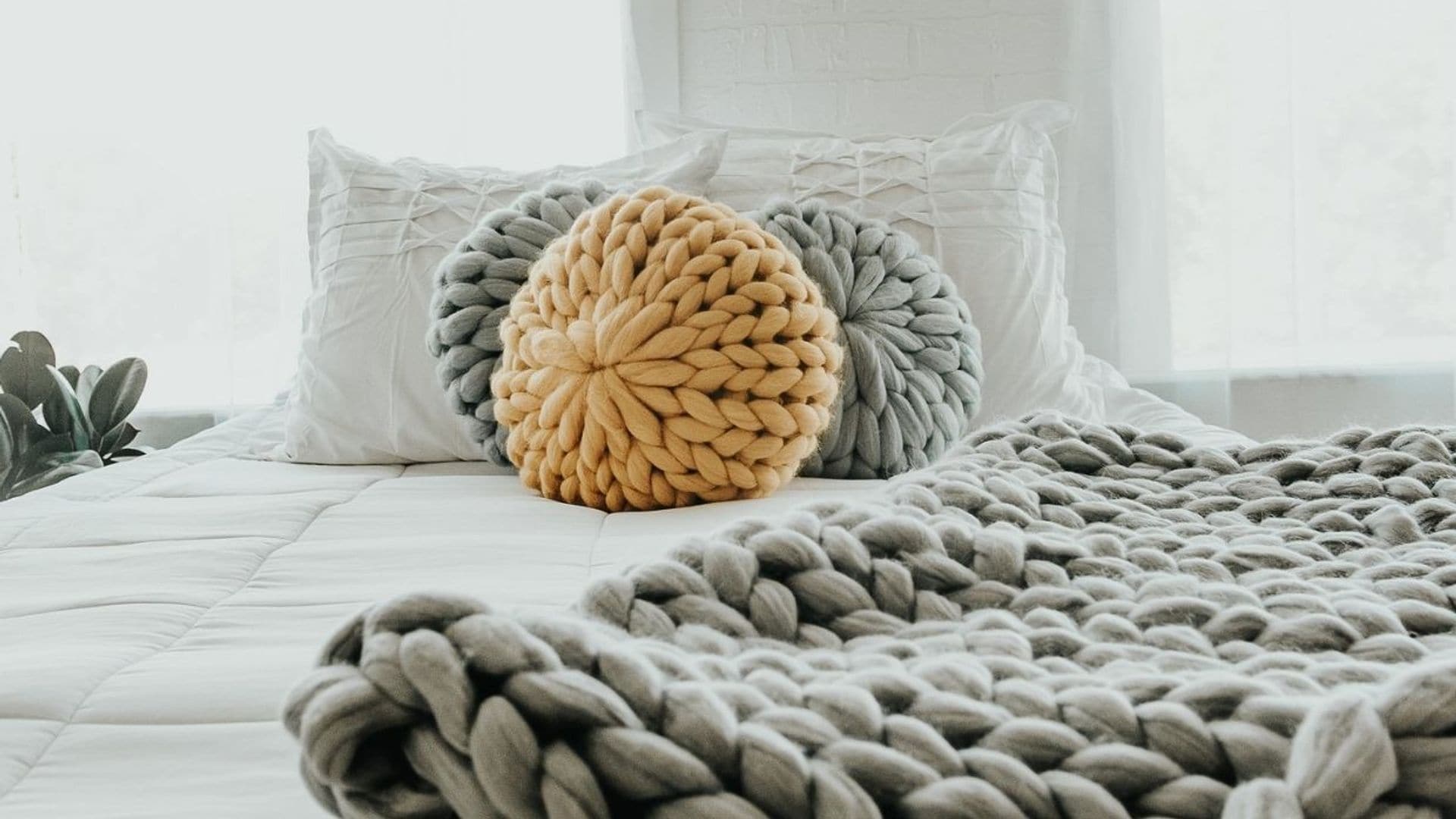 ¡El accesorio más esponjoso! Decora tu cama con cojines 'chunky' y aprende a hacer el tuyo propio