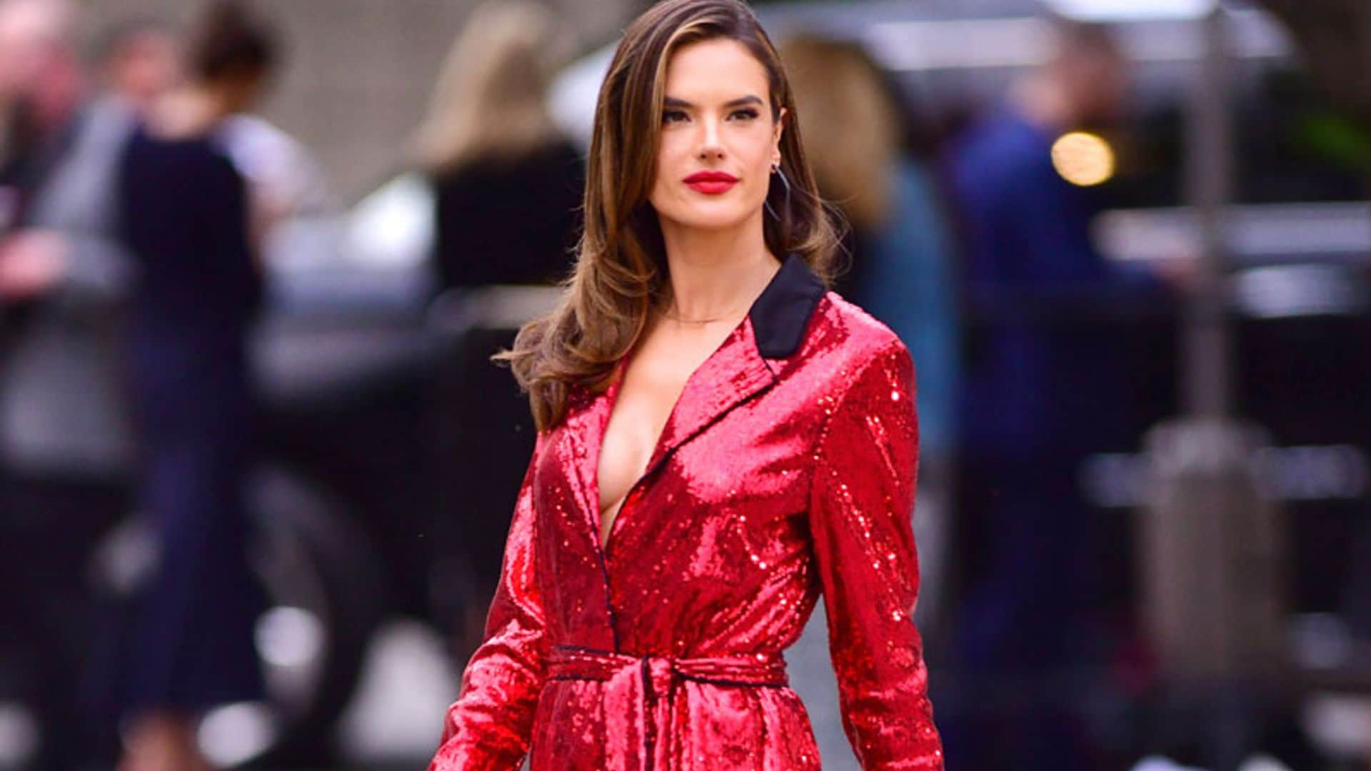 Alessandra Ambrosio revoluciona las redes con un posado en lencería muy especial