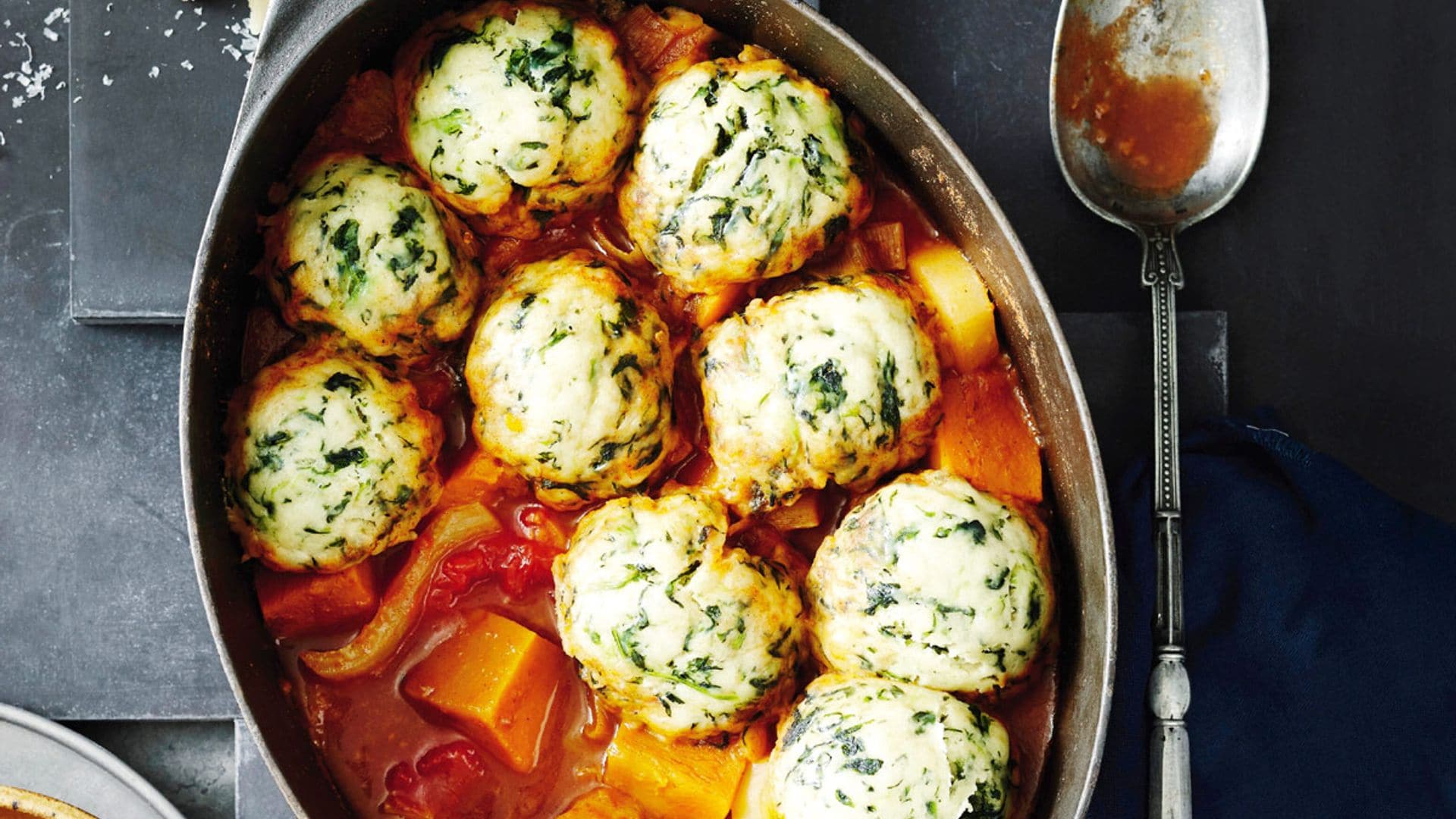 Albóndigas de espinacas y parmesano con verduras guisadas