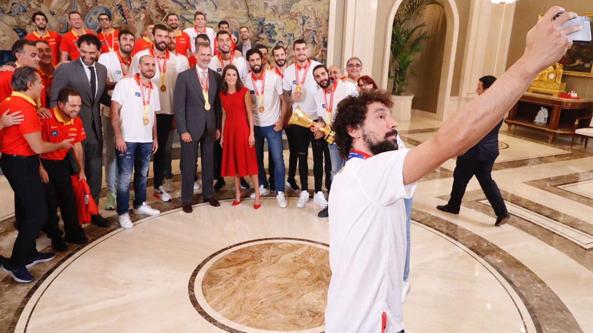 Un 'selfie' y una medalla para don Felipe: las anécdotas del encuentro de los Reyes con la Selección