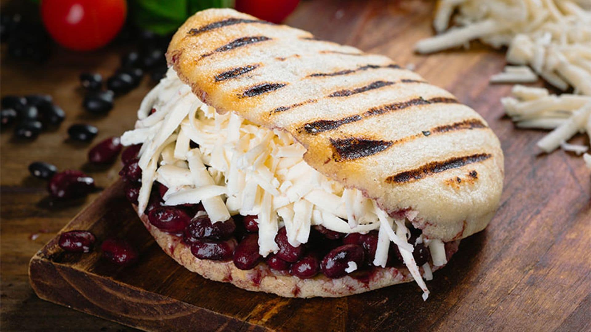 Arepas rellenas de frijoles guisados y queso rallado