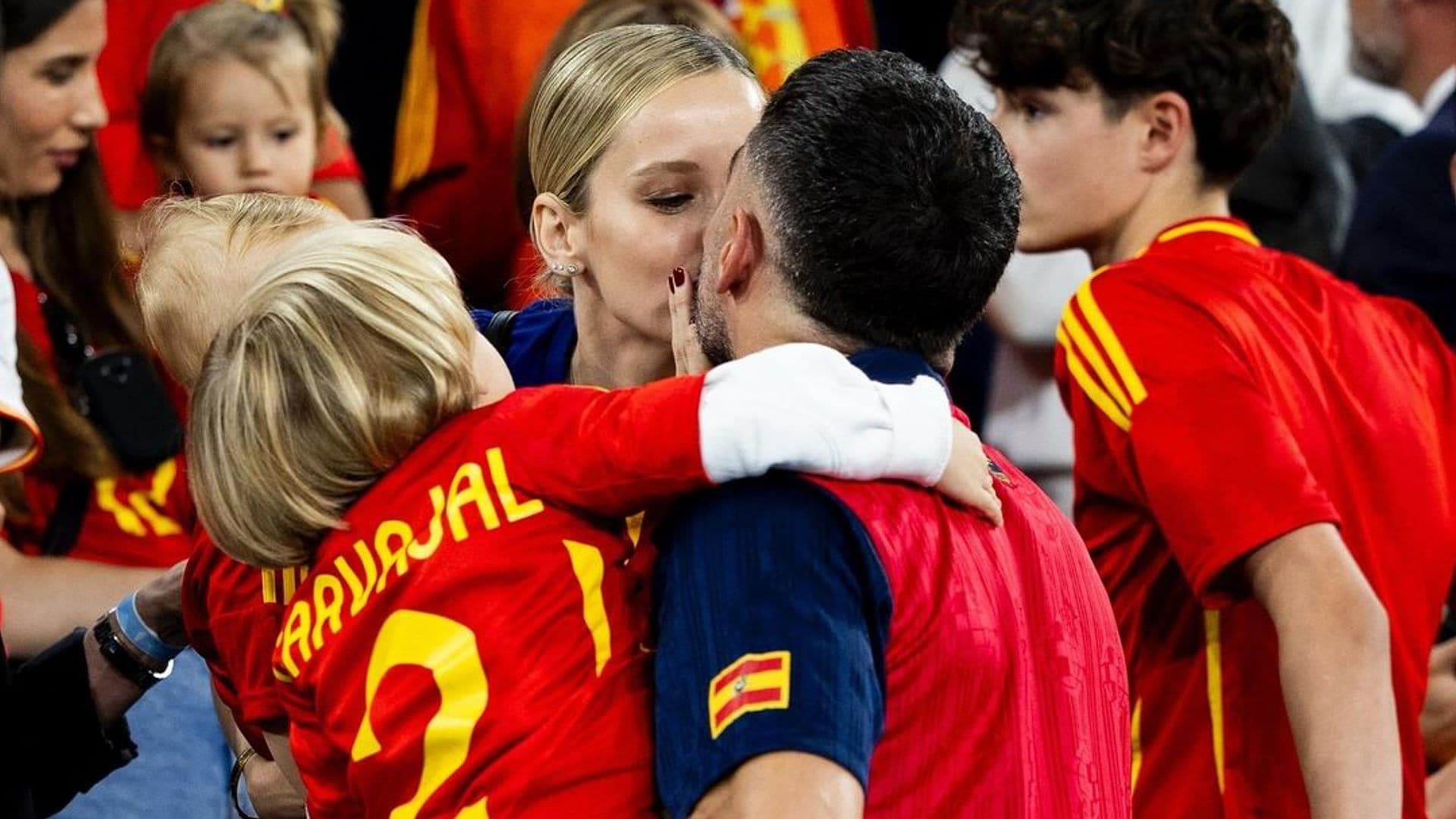 Dani Carvajal y Daphne Cañizares celebran en la Eurocopa su segundo aniversario junto a sus hijos