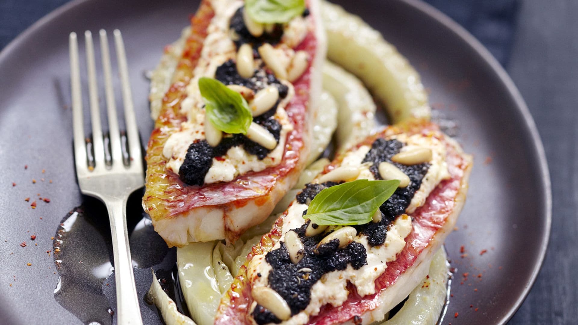 Salmonetes de roca con tapenade de piñones y aceitunas