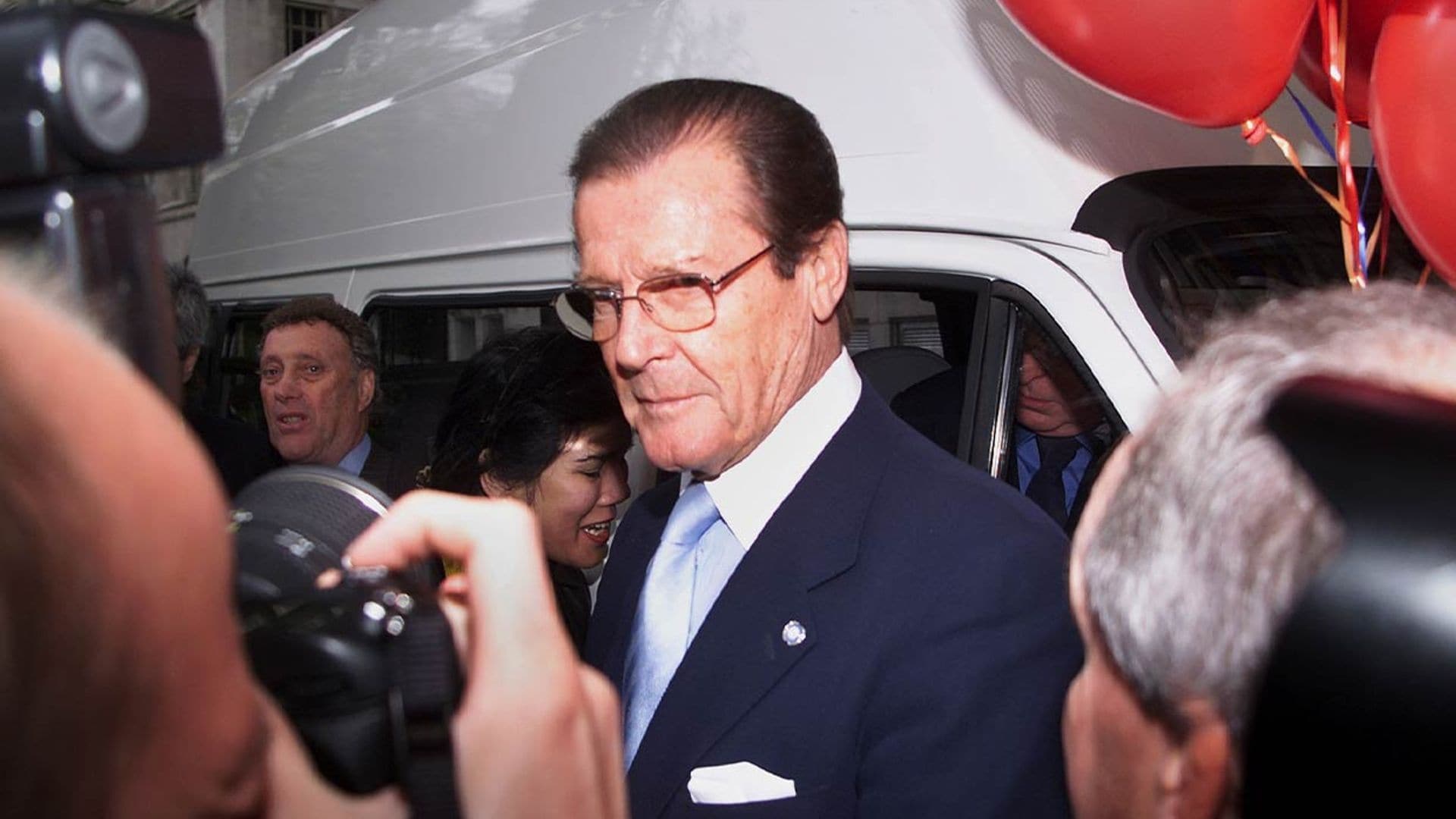 Roger Moore sale ileso de un accidente