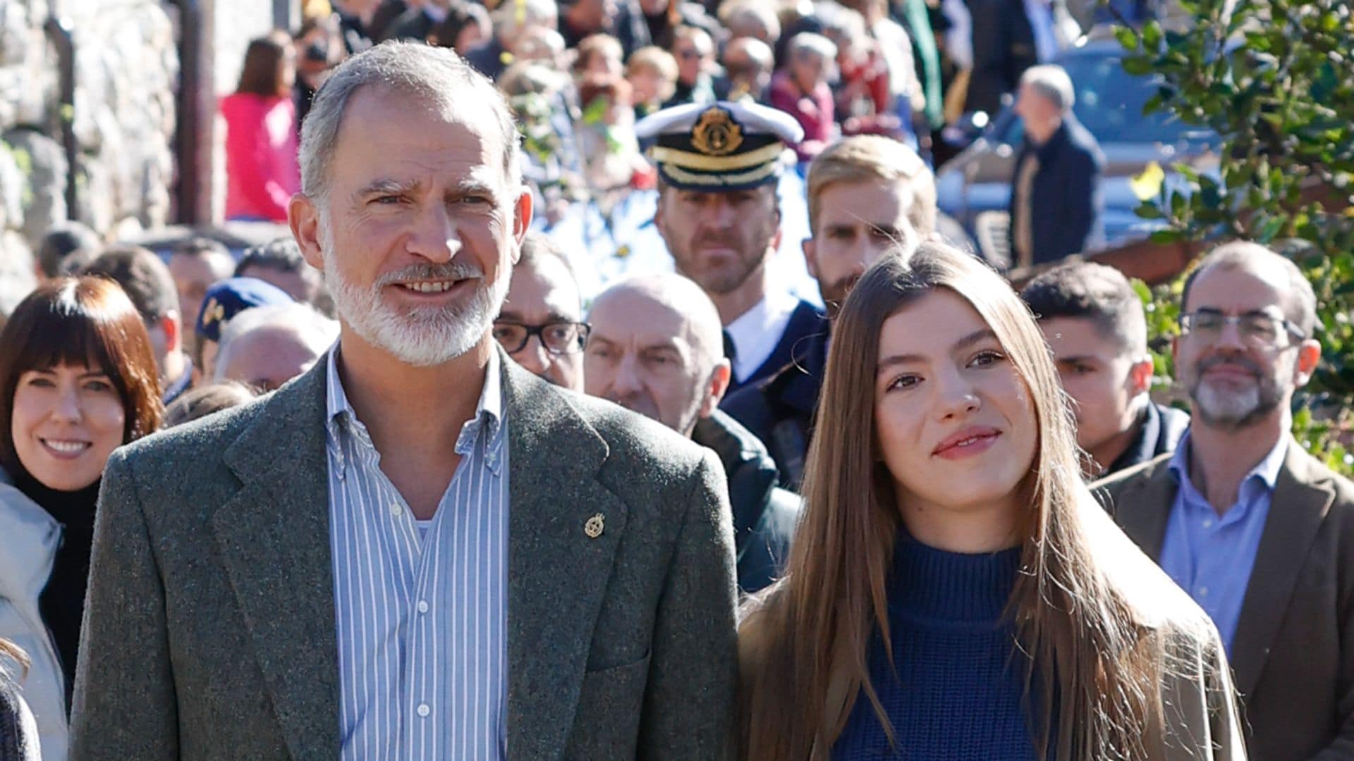 El conjunto con vaqueros que la infanta Sofía eleva con un 'trench' de firma española