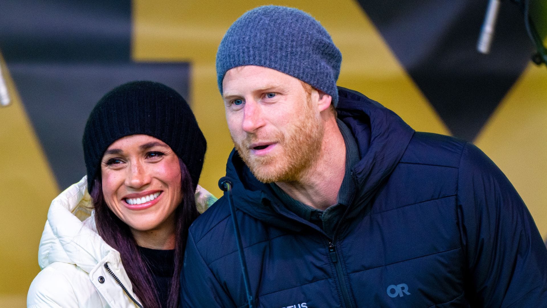 El look de nieve de Meghan Markle con plumífero y las botas que JLo puso de moda en Aspen