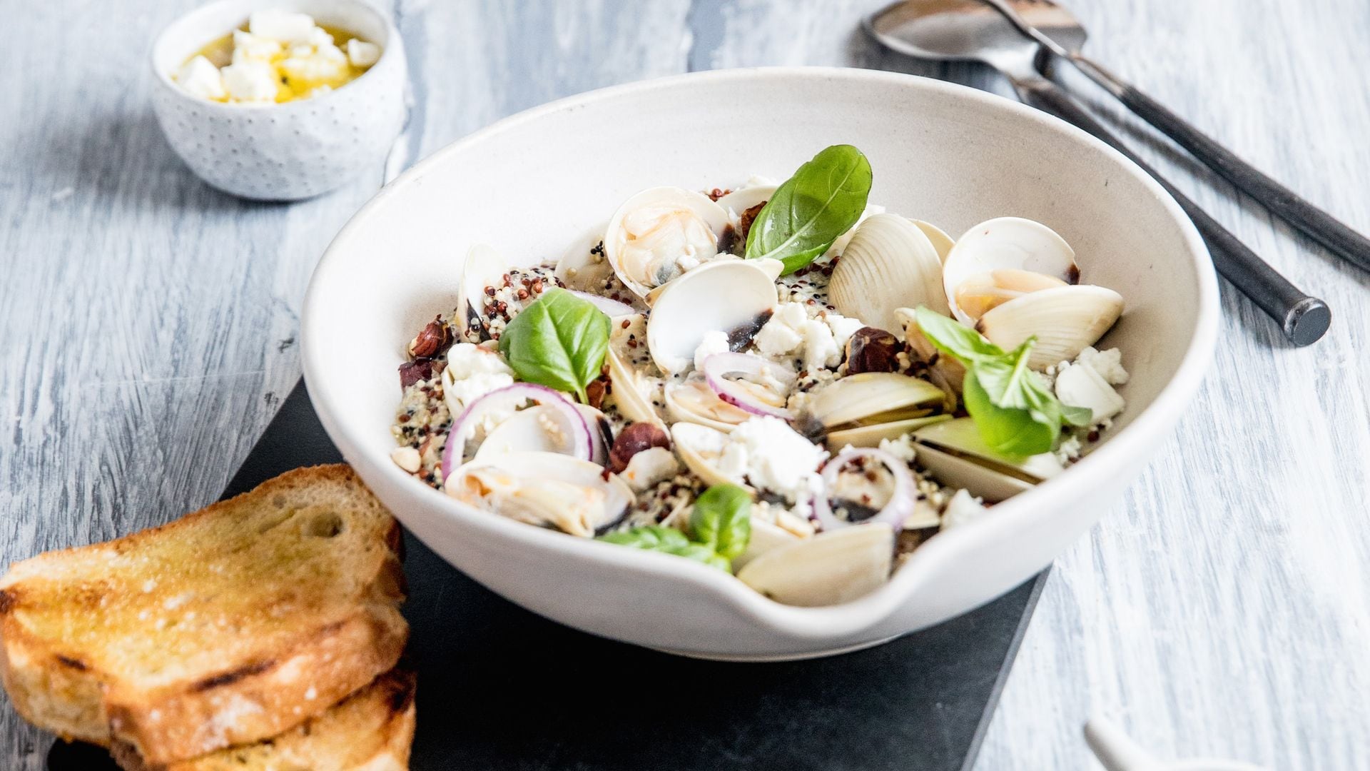 Ensalada de quinoa con almejas, avellanas y queso feta