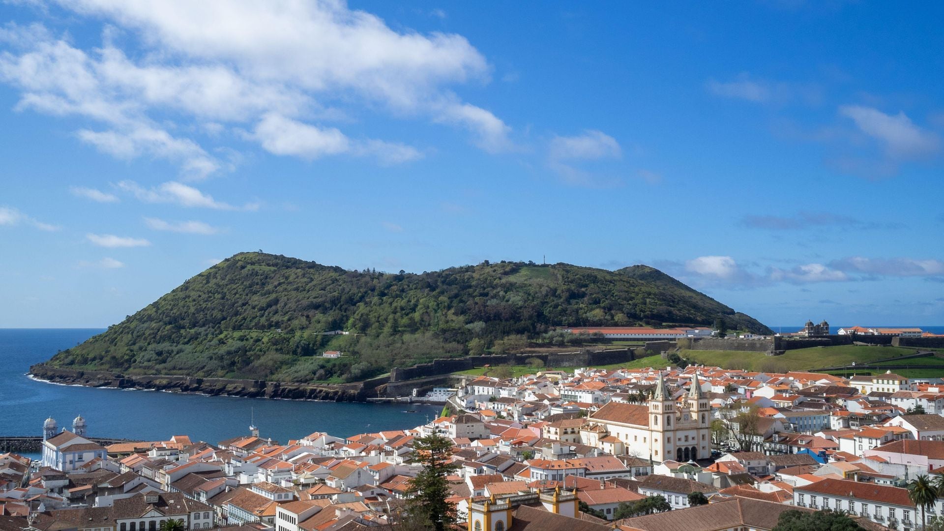 Los tejados de Agra do Heroismo y el Monte Brasil