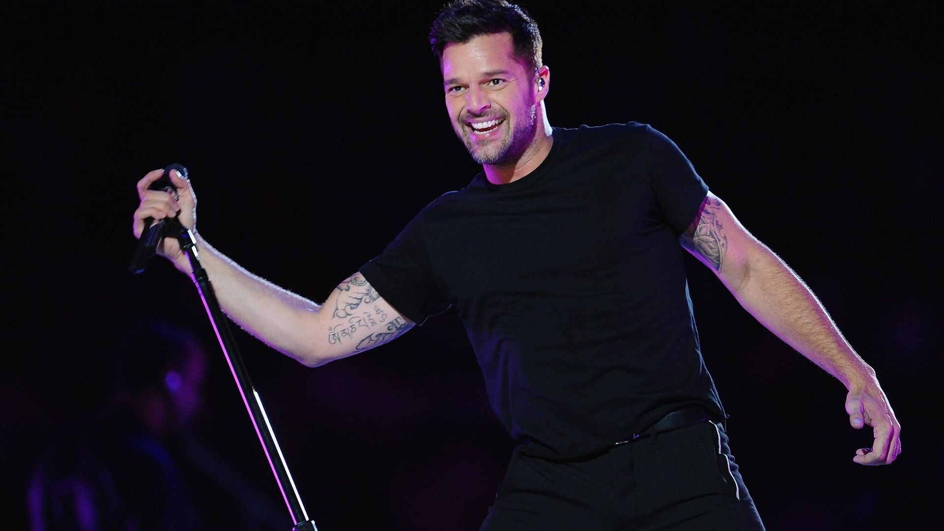 Los gemelos de Ricky Martin lo sorprenden en pleno escenario